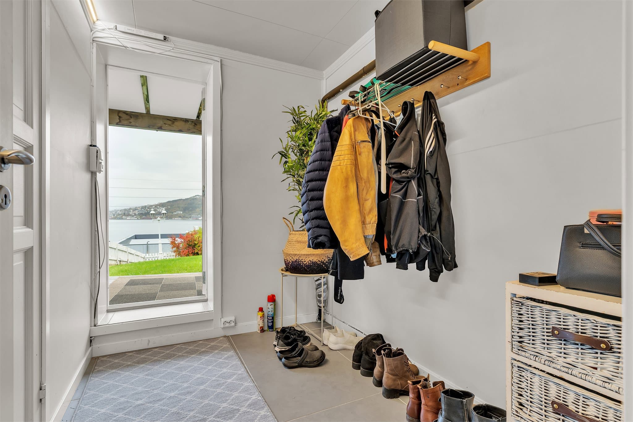 Entréen i underetasjen har flislagt gulv og plass til sko og yttertøy.