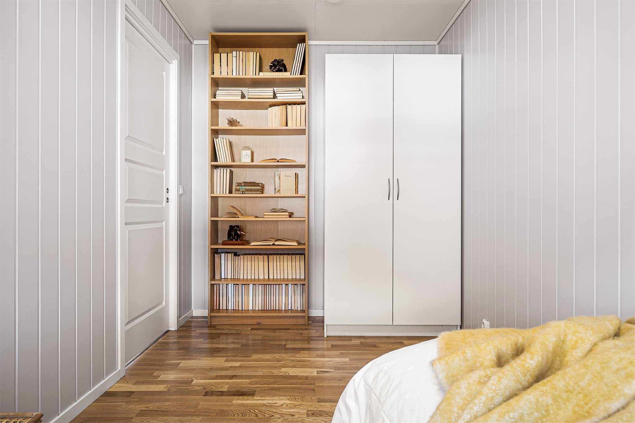 - Svært praktisk til et potensielt kontor eller walk-in-closet -