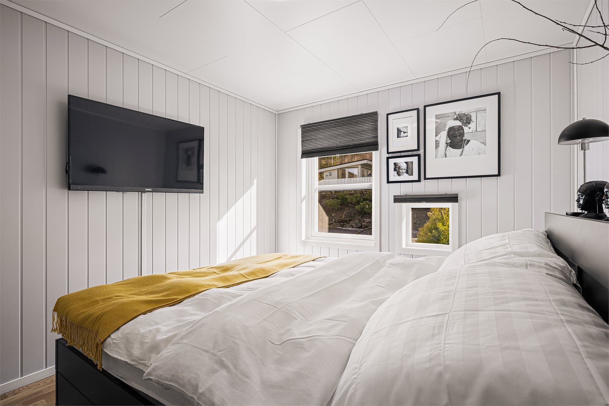 - God plass til seng i ønsket størrelse og tilhørende møblement -