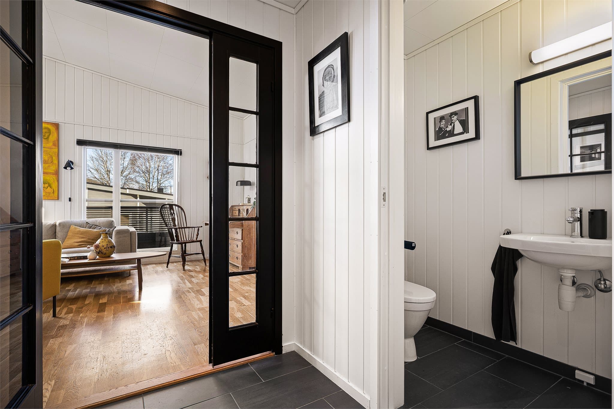 - Praktisk separat toalettrom i tillegg til hovedbad -