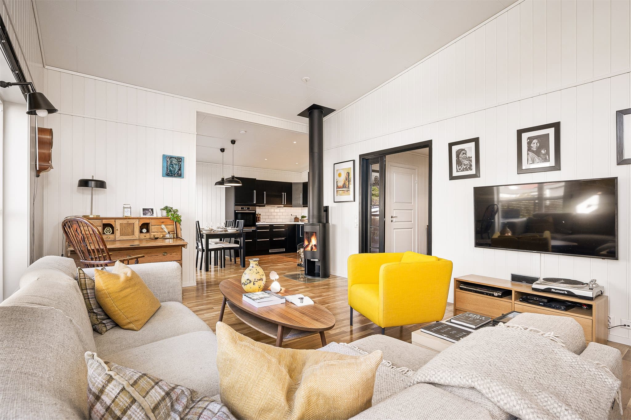 - Den åpne stue/kjøkkenløsningen måler 37,5 m² -