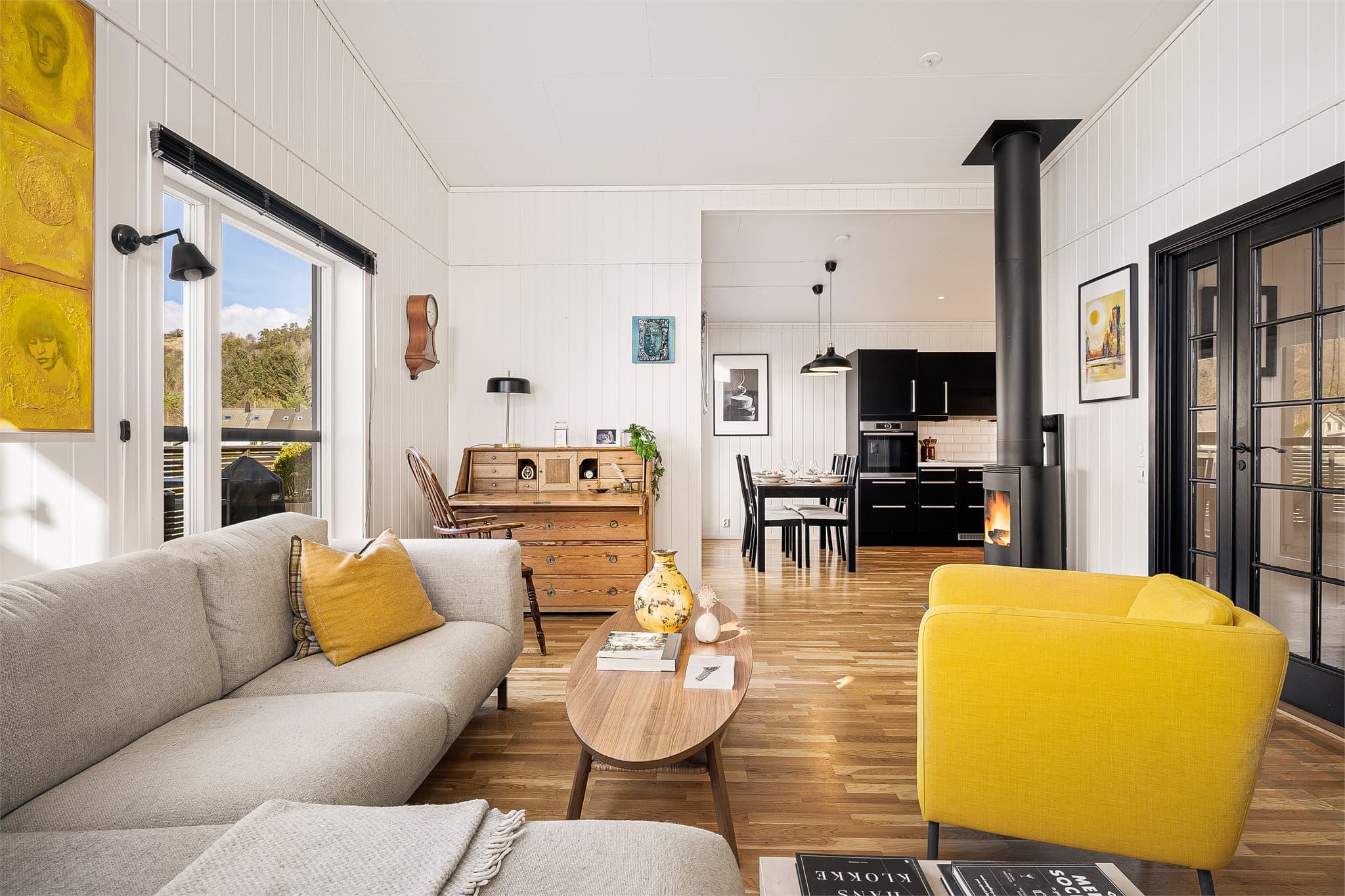 - Gjennomgående lik tre-stavs eikeparkett på alle gulv sørger for et nydelig helhetsinntrykk, og en rød tråd gjennom hele boligen -