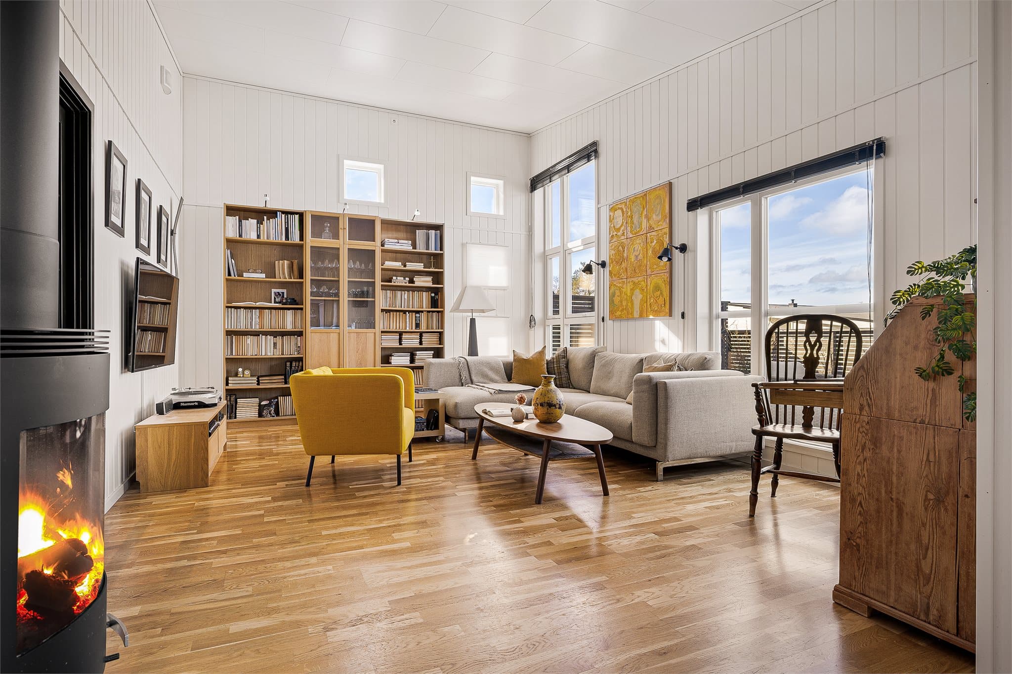 - Boligen har et BRA-i på 98 m² og inneholder entré/gang, bad, toalettrom, 3 soverom, stue/kjøkken og bod/teknisk rom -