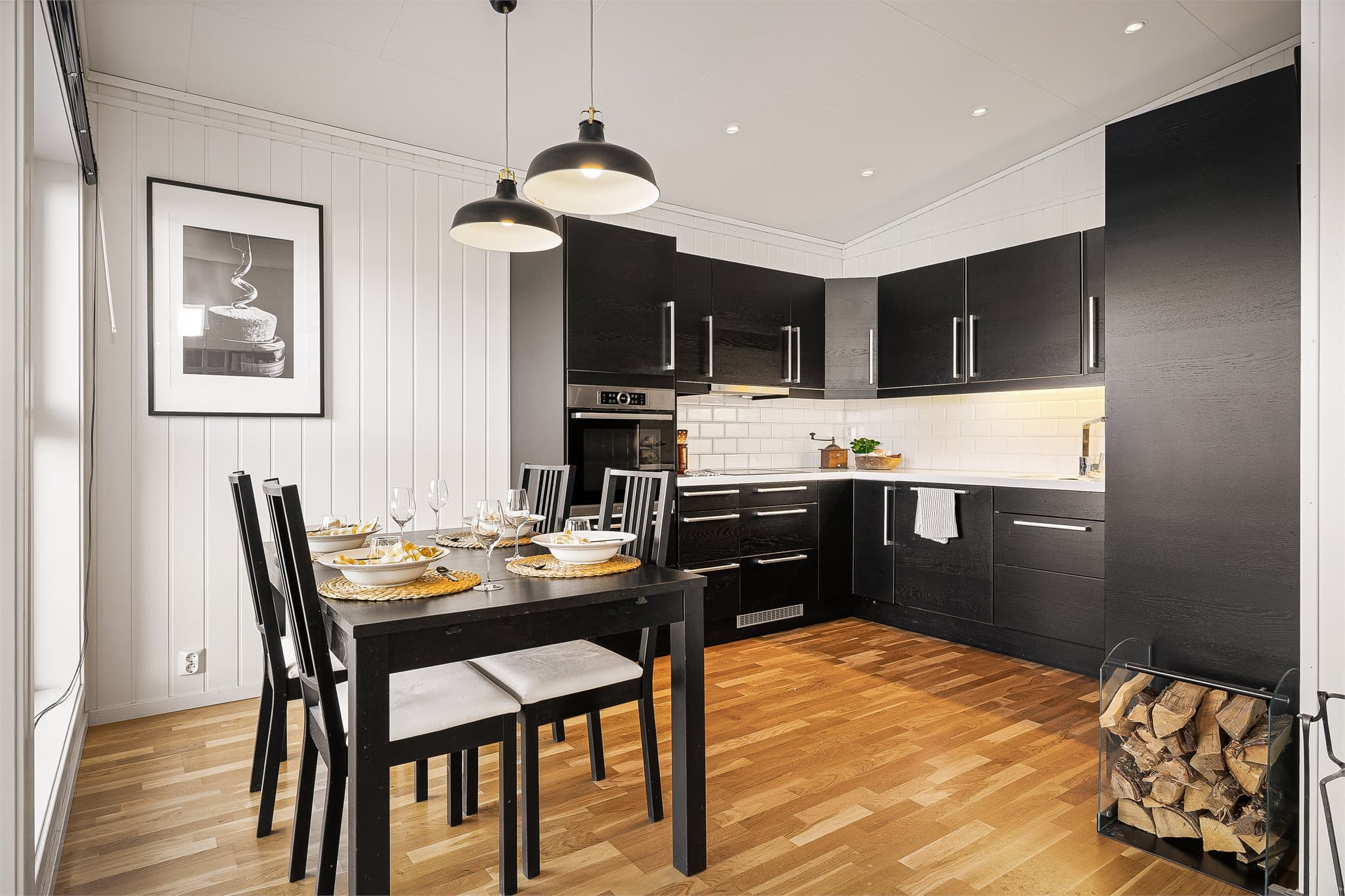 - Kjøkken fra kvalitetsleverandøren Epoq med slette fonter og benkeplate i laminat -