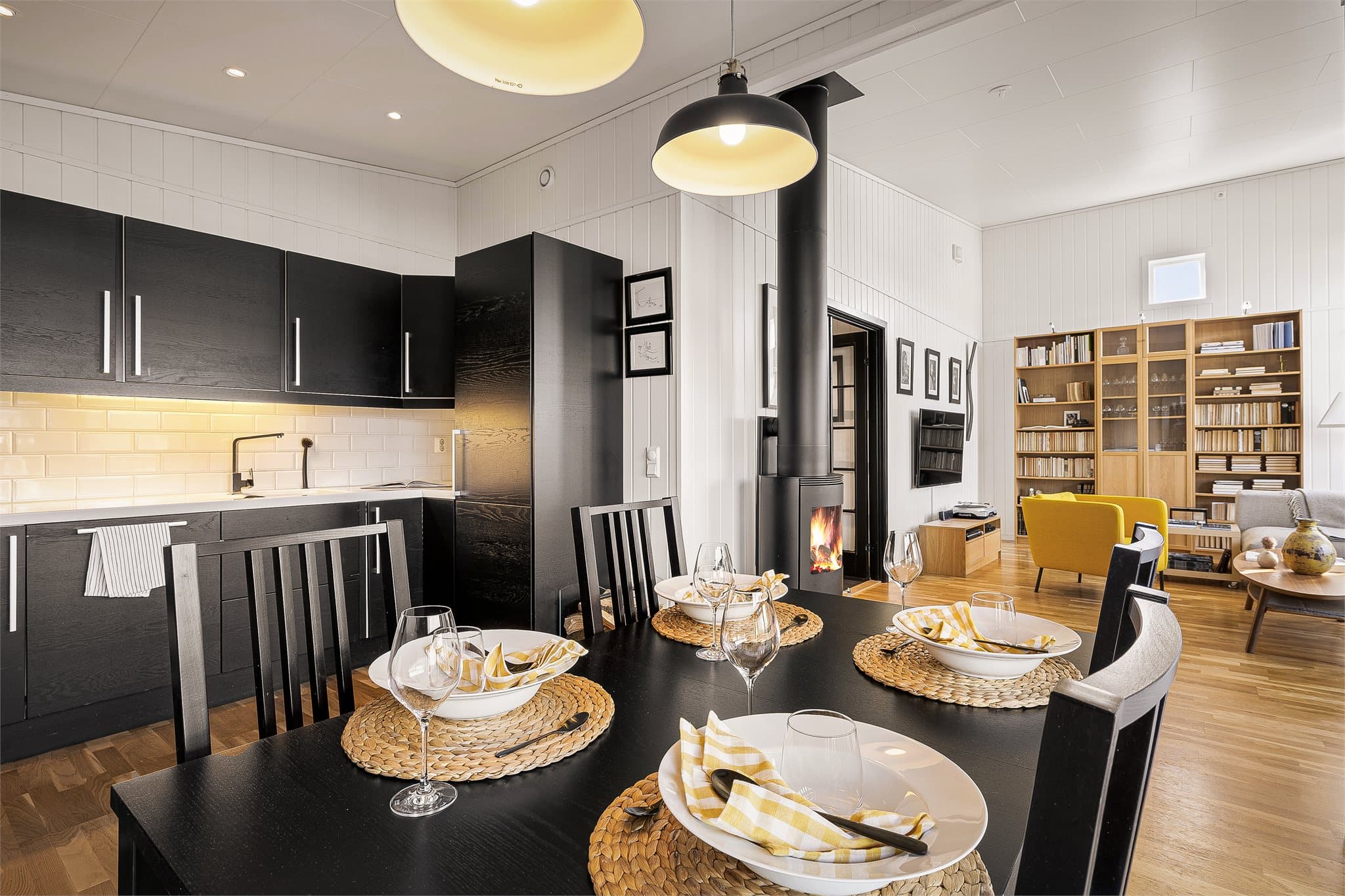 - Merk flotte taklamper som står i stil til kjøkkeninnredningen og spotter under overskap -