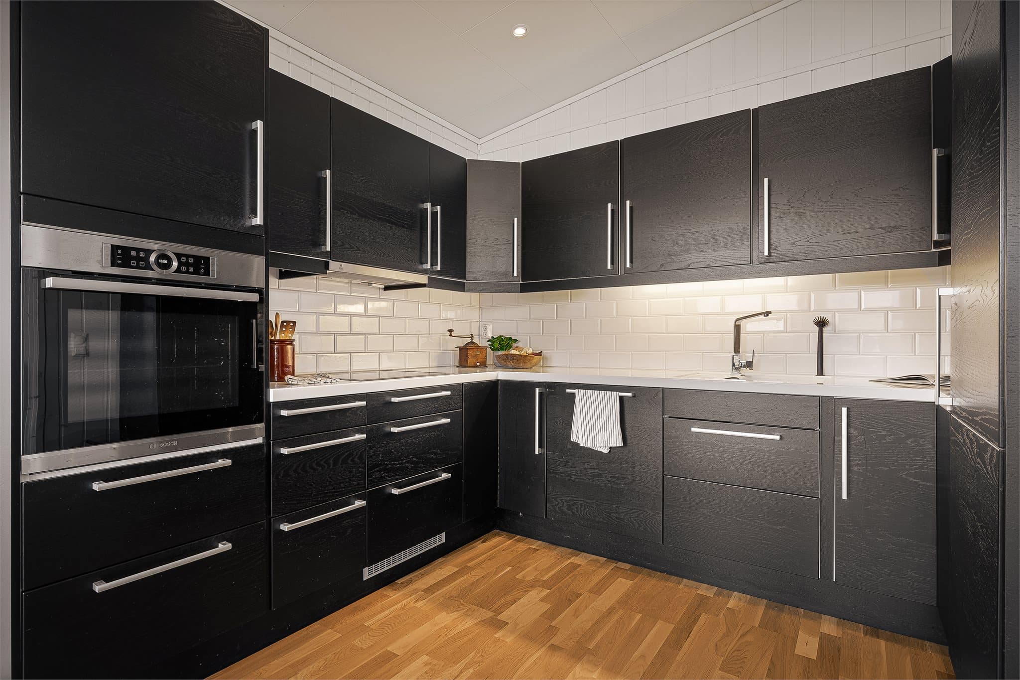 - Ny eier får glede av integrert stekeovn, platetopp med induksjon, oppvaskmaskin og kjøleskap -