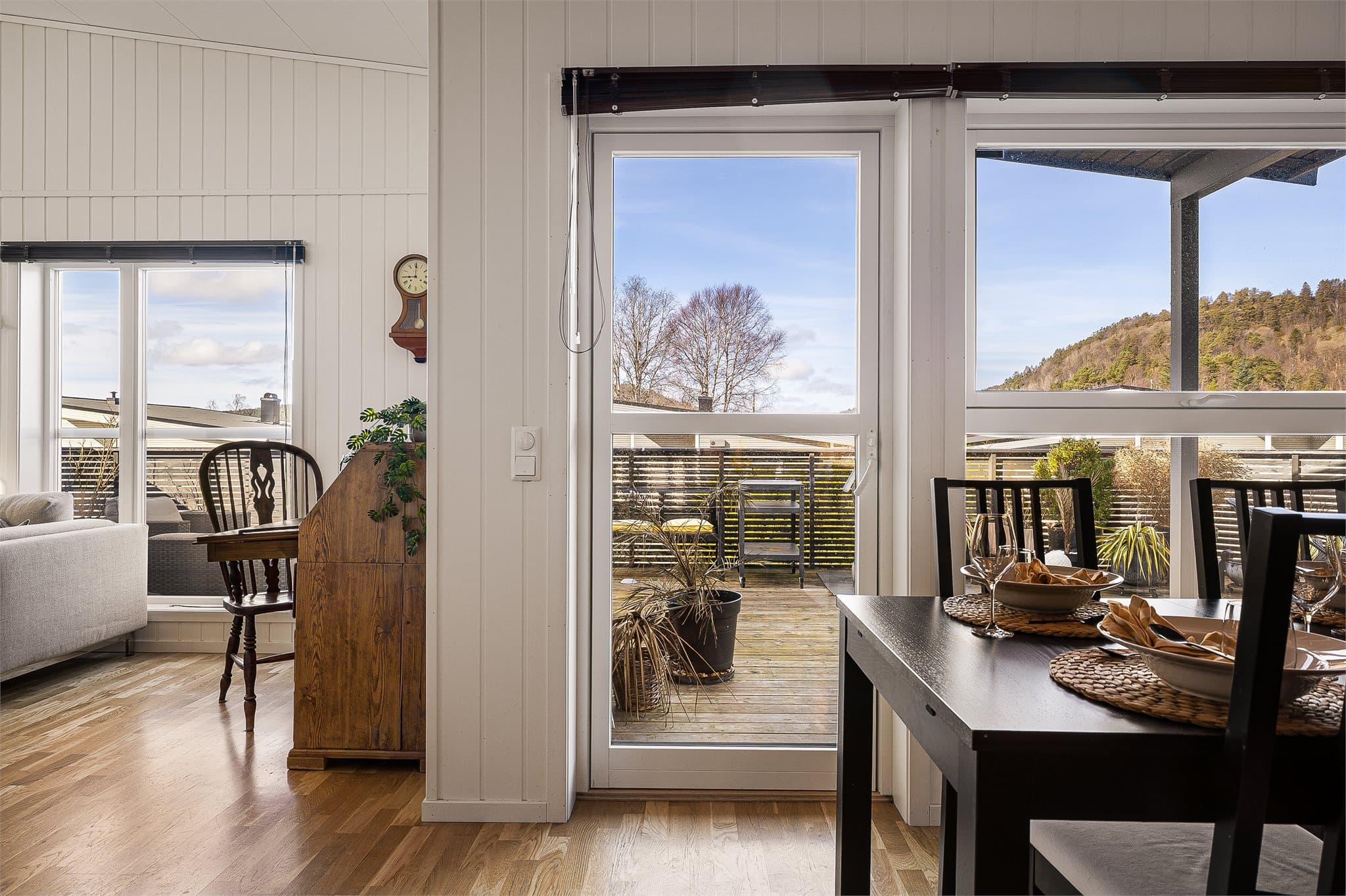 Takhøyden i stue/kjøkken varierer fra 2,48 m - 3,75 m.