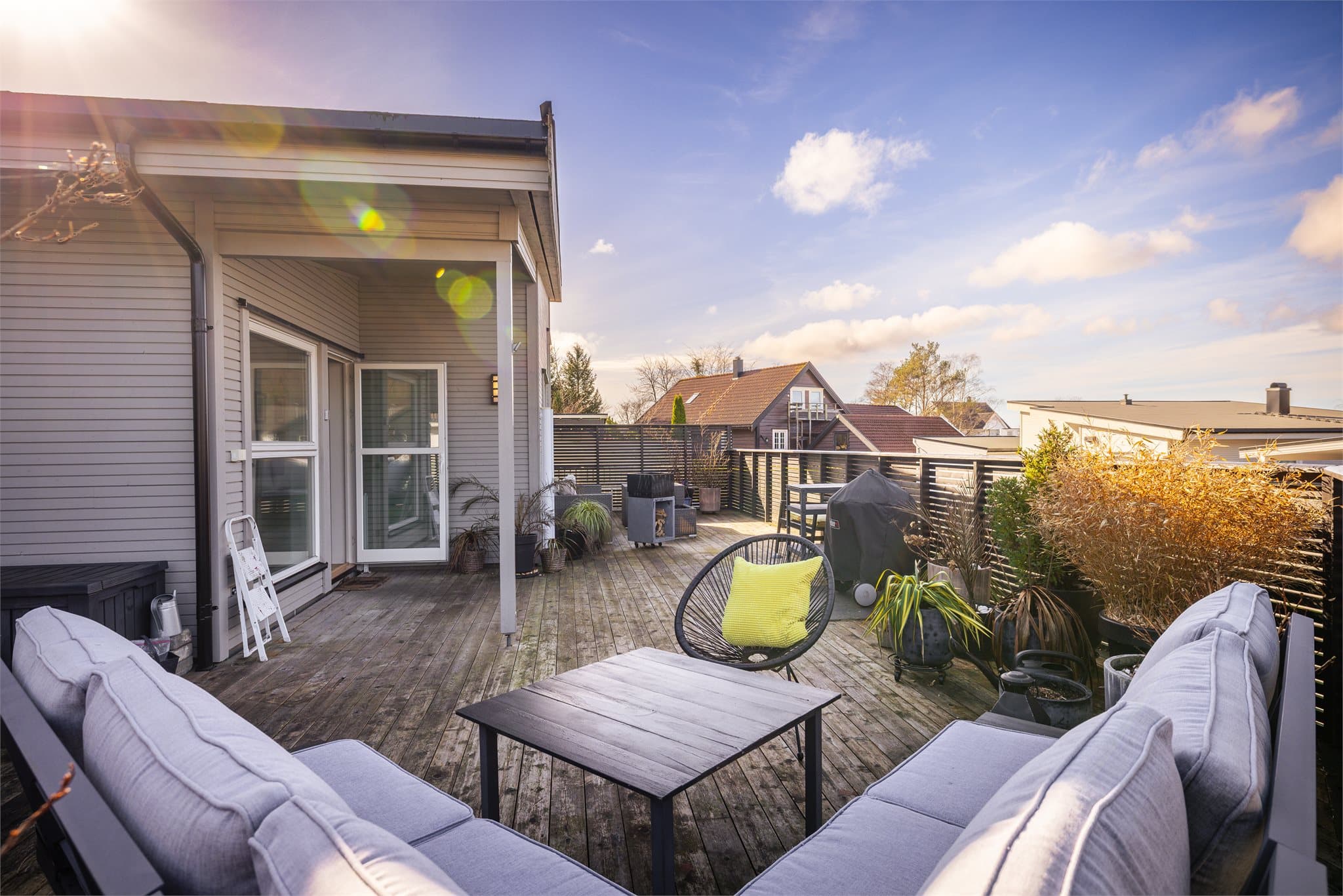 - Her kan du nyte gode solforhold med sommersol på terrassen mesteparten av dagen -