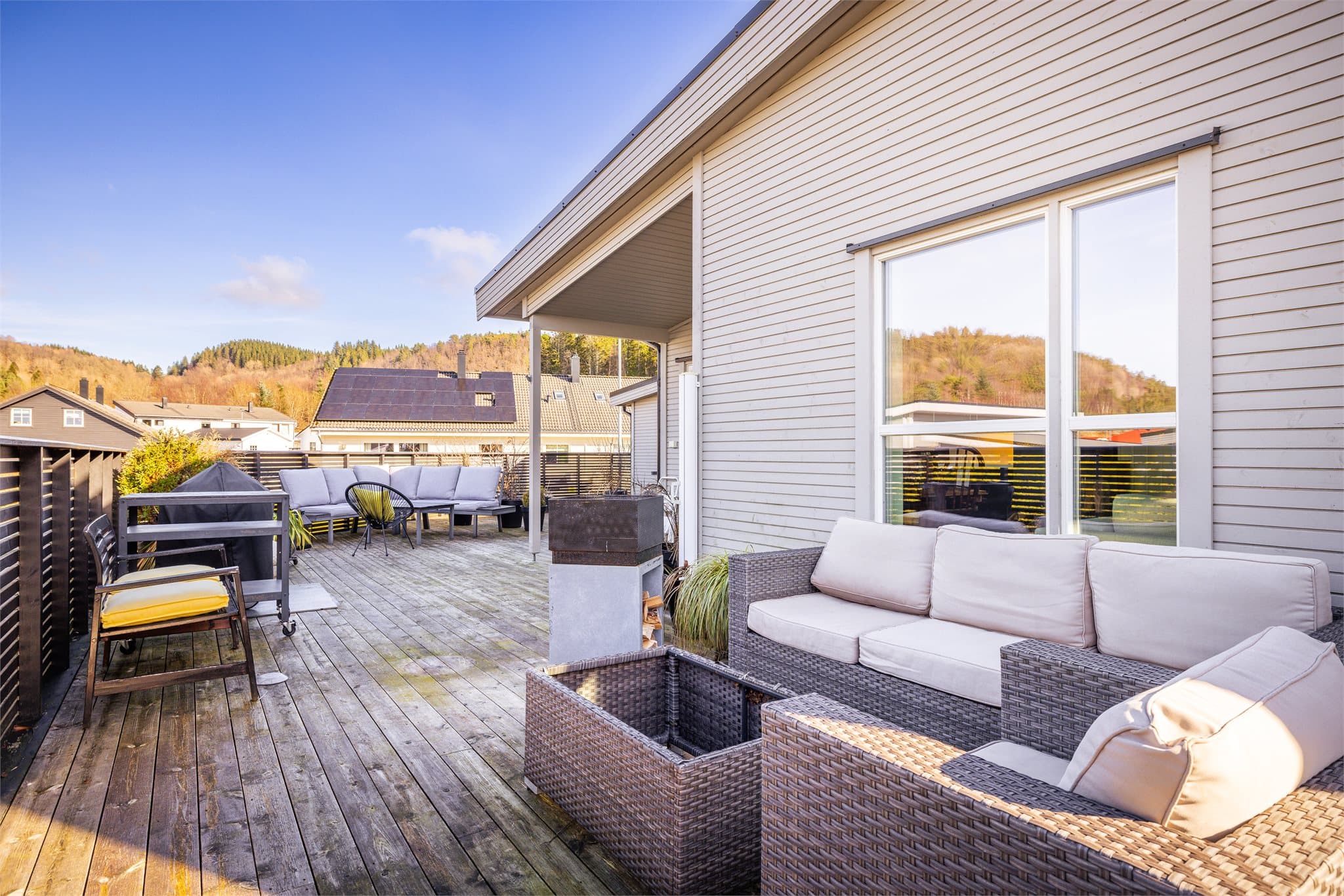 - Terrassen måler hele 80 m², og utformingen gjør det enkelt å dele den inn i naturlige soner -