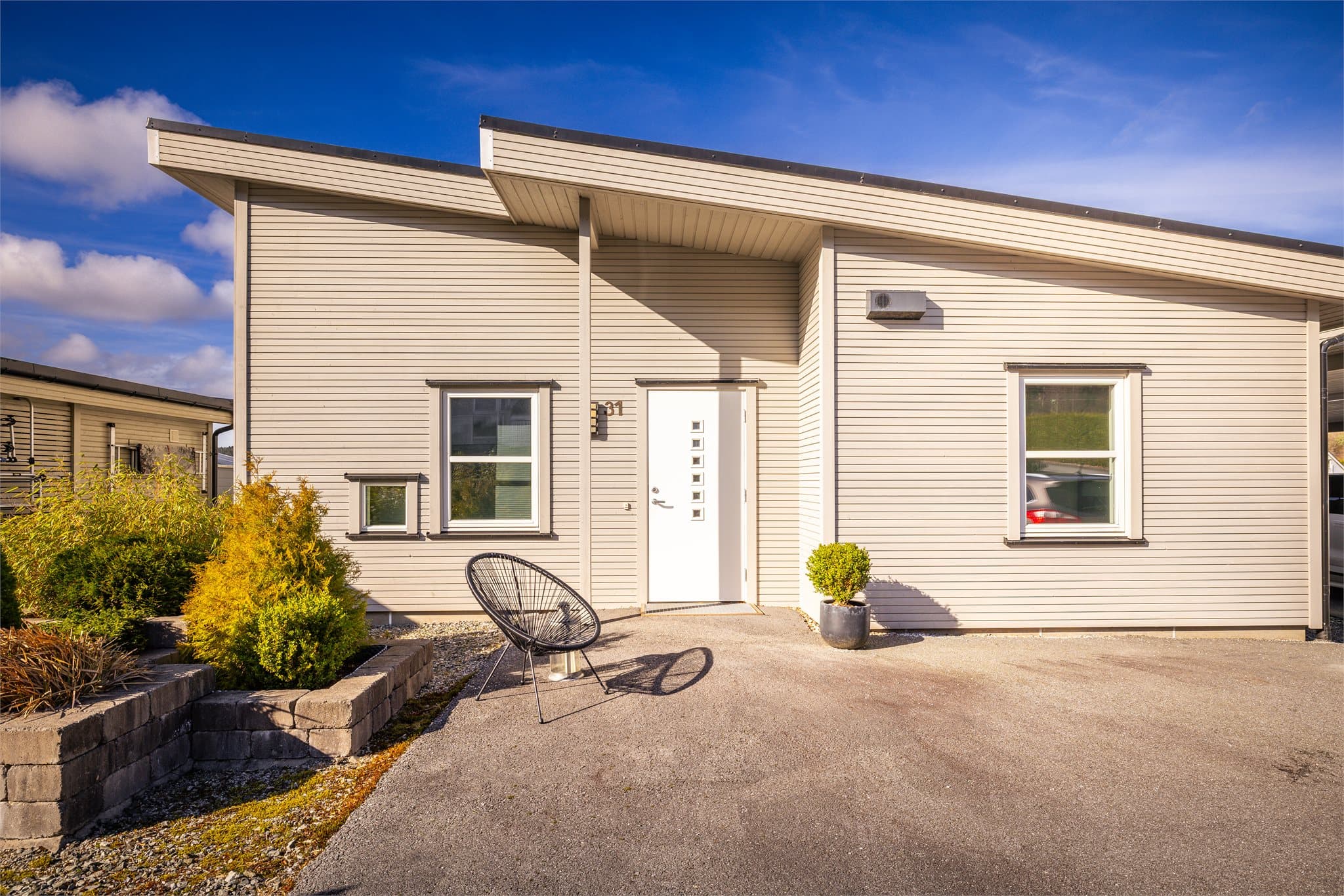 - Byggeår er 2016, og boligen holder derfor en gjennomgående svært god standard med påkostede kvaliteter etter byggeår -