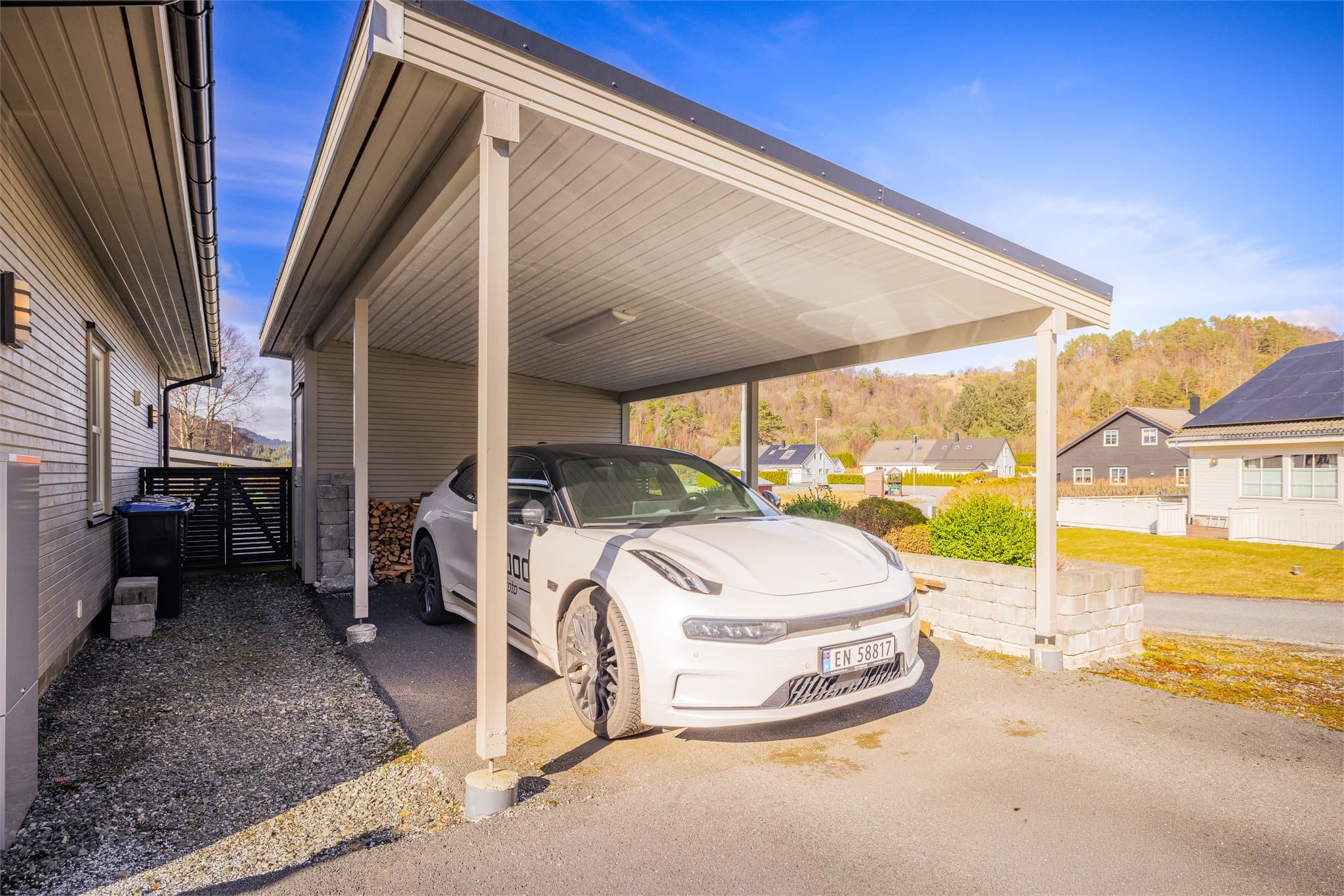 - Praktisk carport som skjermer bilen mot vær og vind året rundt -