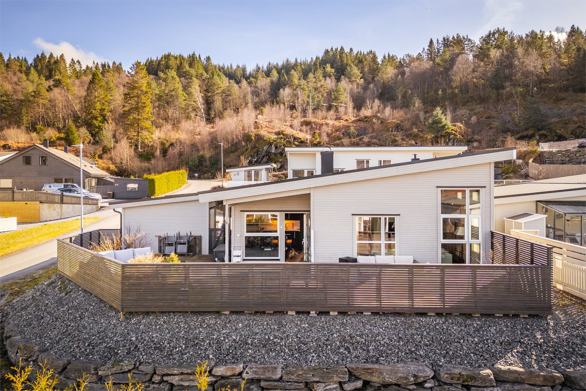 - Pliktig medlemskap i Holsbergstien Velforening som dekker drift av grønt arealer og brøyting -