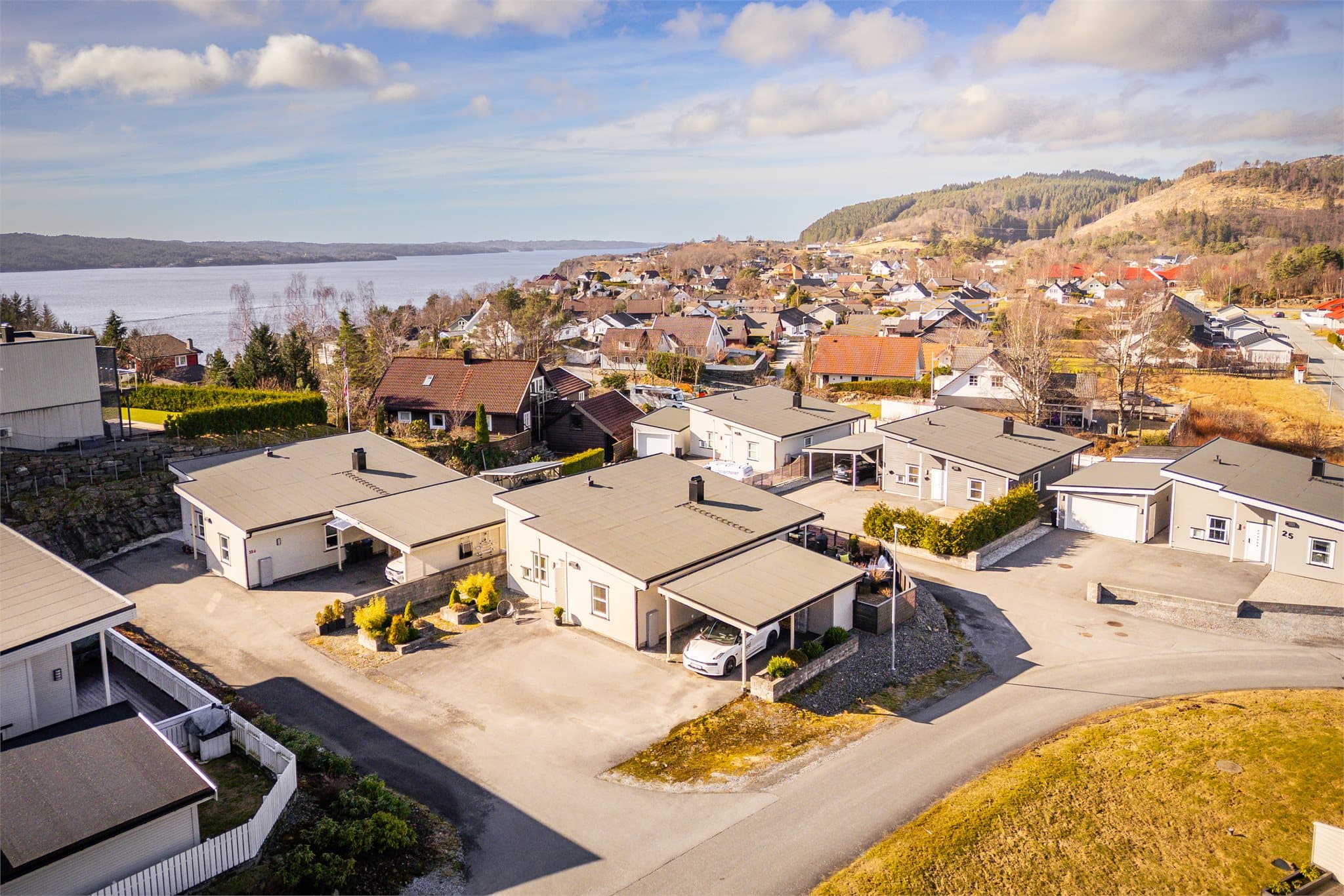 - Her bosetter du deg i et trivelig nabolag hvor det bor en god blanding av både unge familier og eldre par -
