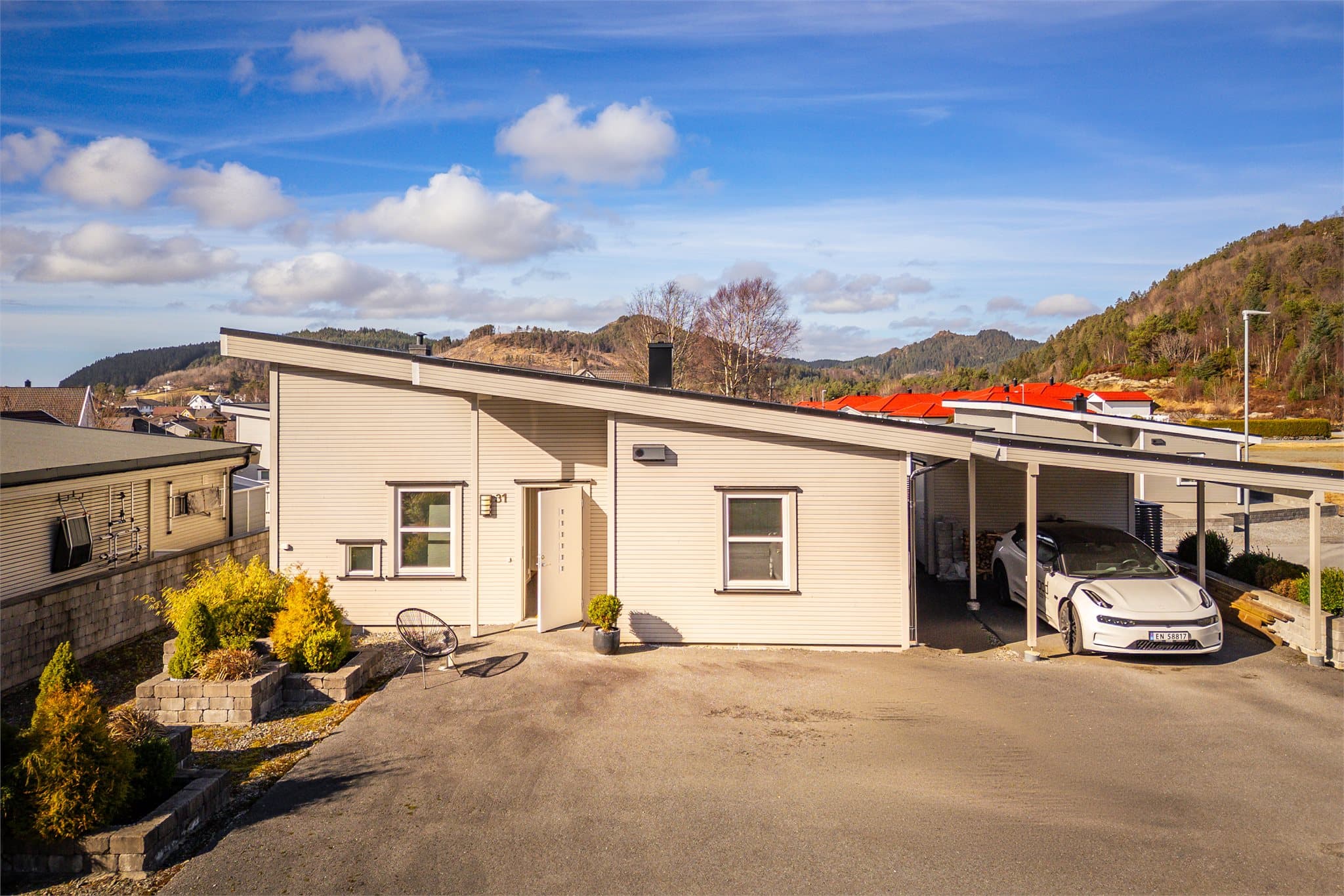 - Det er svært gode parkeringsmuligheter på egen tomt og i carport -