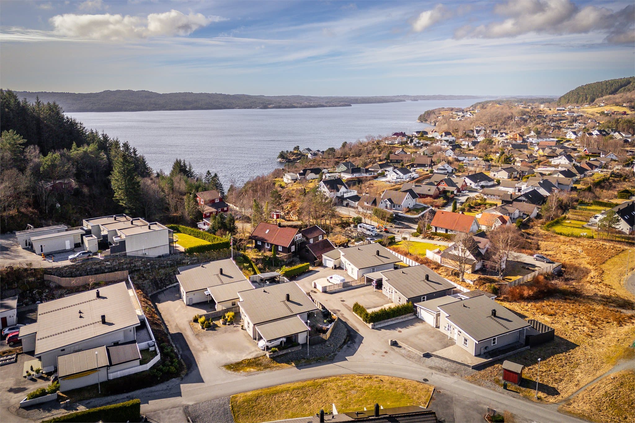 - 8 min kjøring til Rema 1000 og Coop Extra Frekhaug -