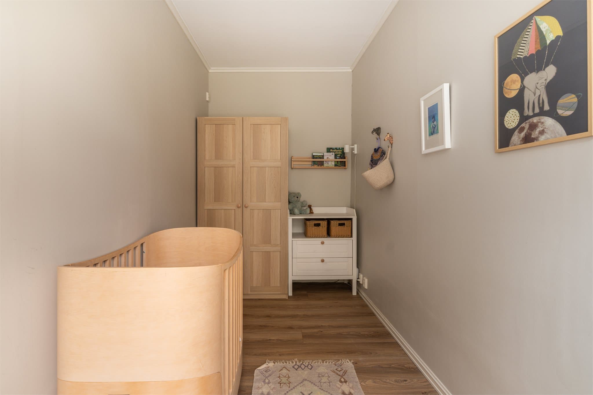 Det andre soverommet har varme i gulvet og egner seg godt som barnerom eller kontor.