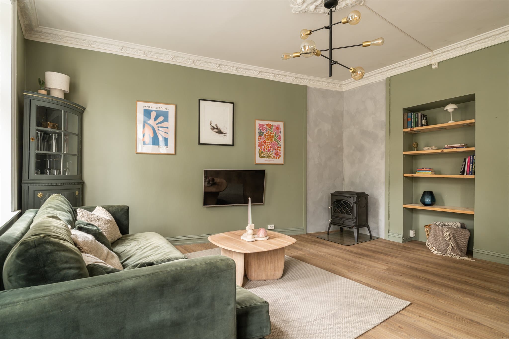 Rommet er lett å møblere med plass til både sofagruppe og annet ønskelig møblement.