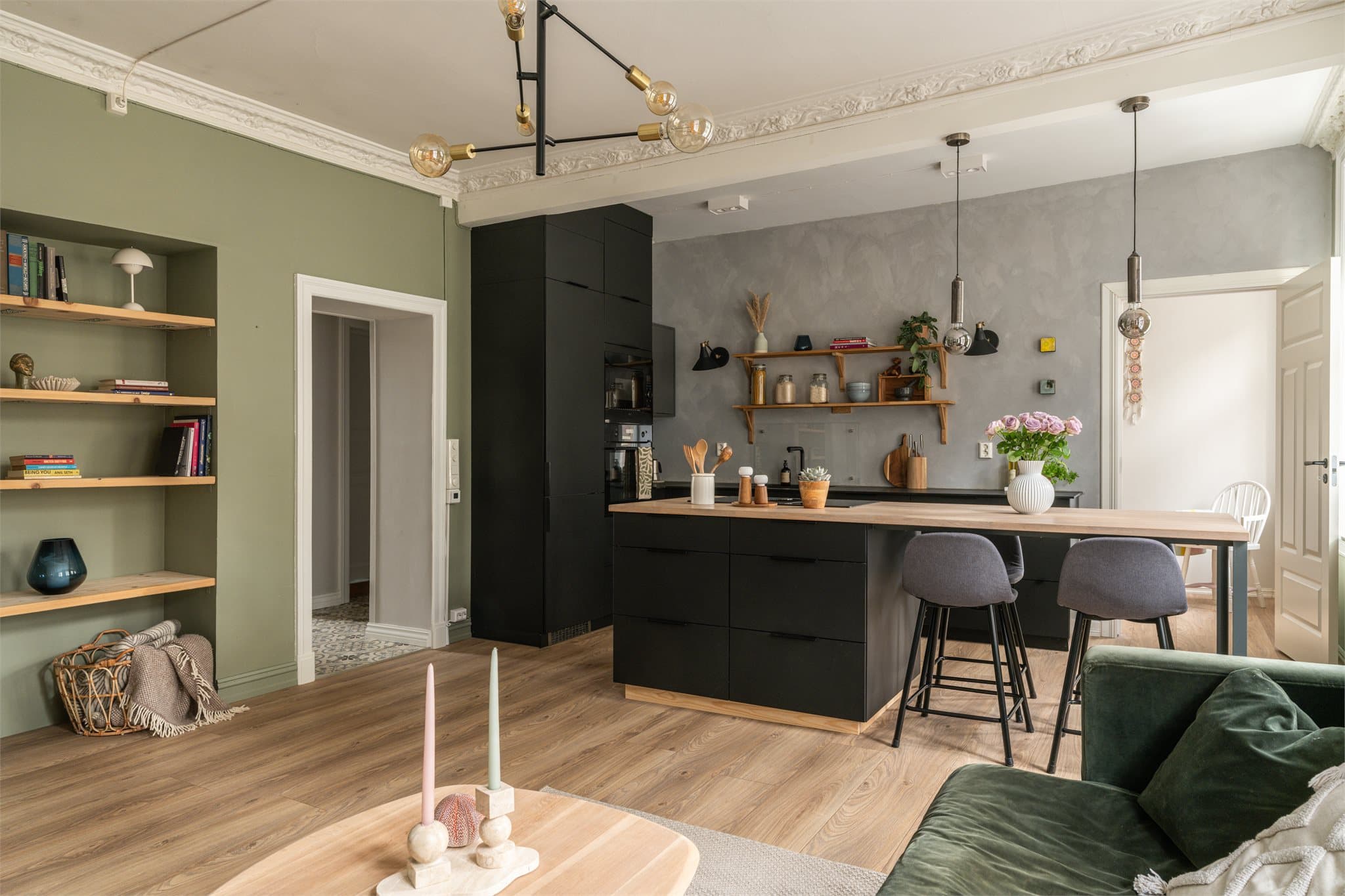 Leiligheten ligger i bygårdens høye 2. etasje og har et samlet internt bruksareal (BRA-i) på 65 m².