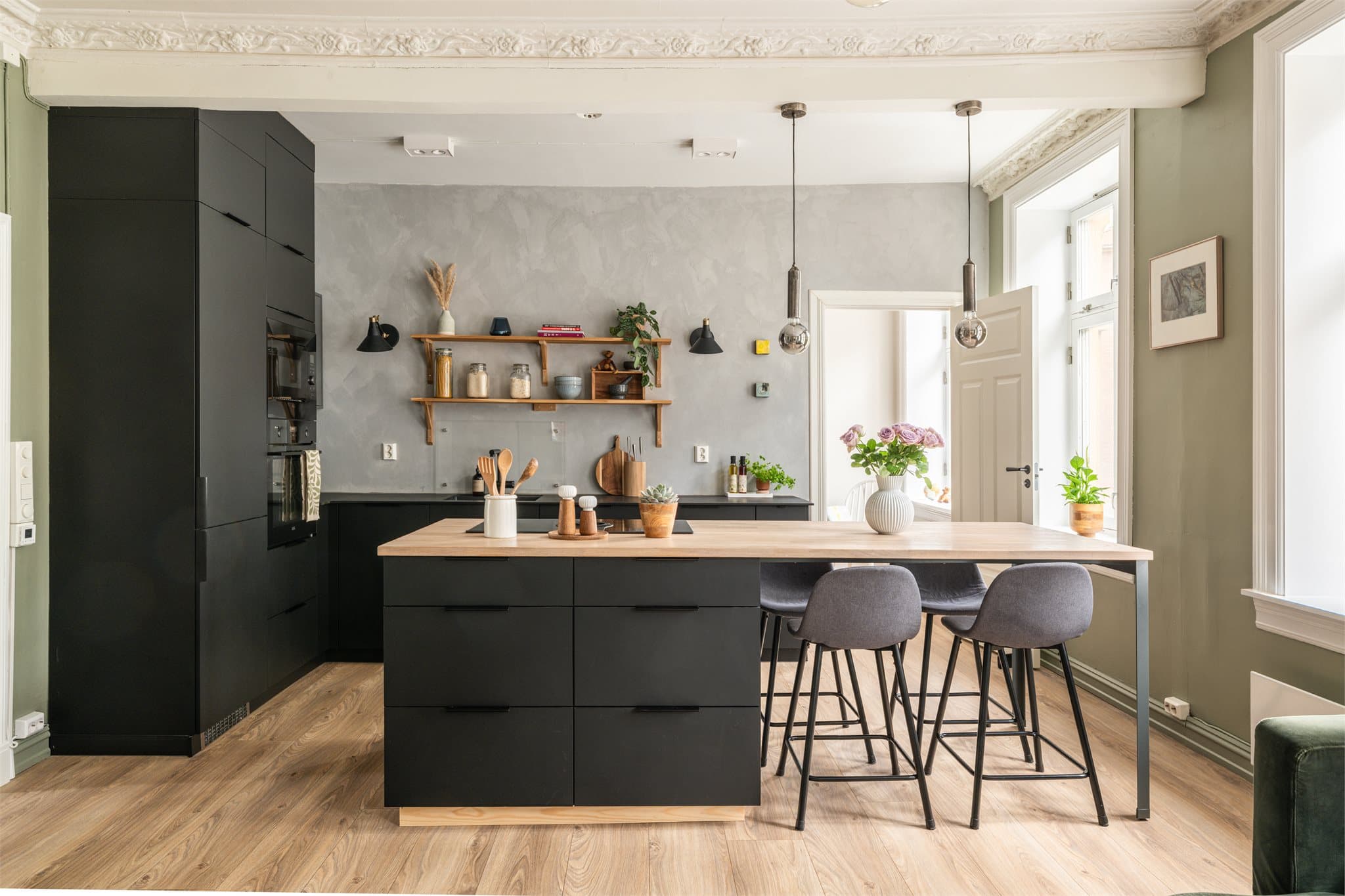 Kjøkkenet ble levert av Kvik (2018) og har glatte, mørke fronter som gir et stilrent uttrykk.