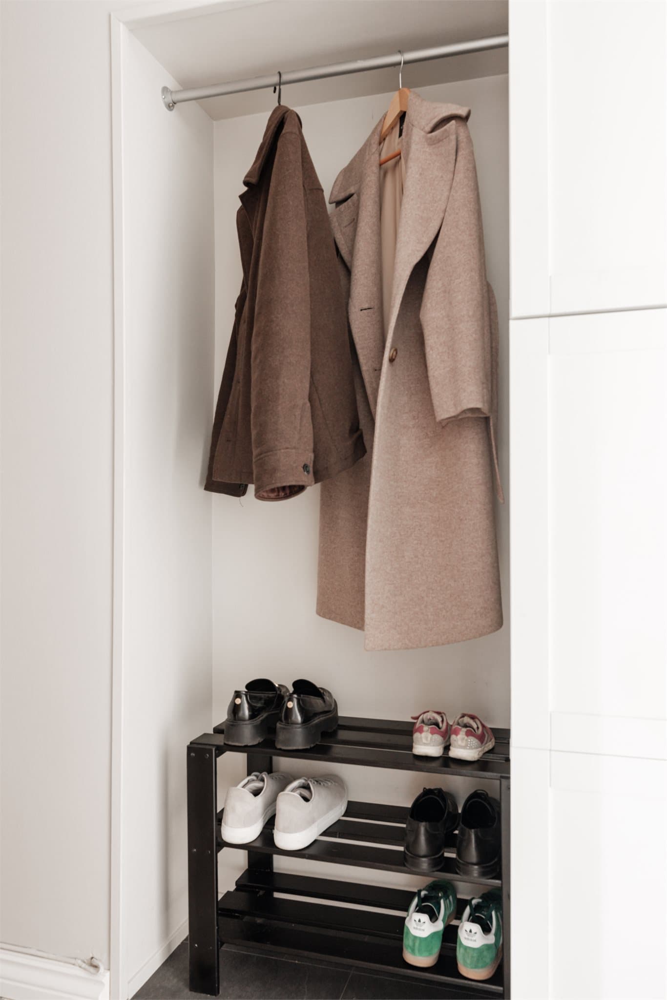 Det er gode muligheter for oppbevaring av yttertøy og sko.