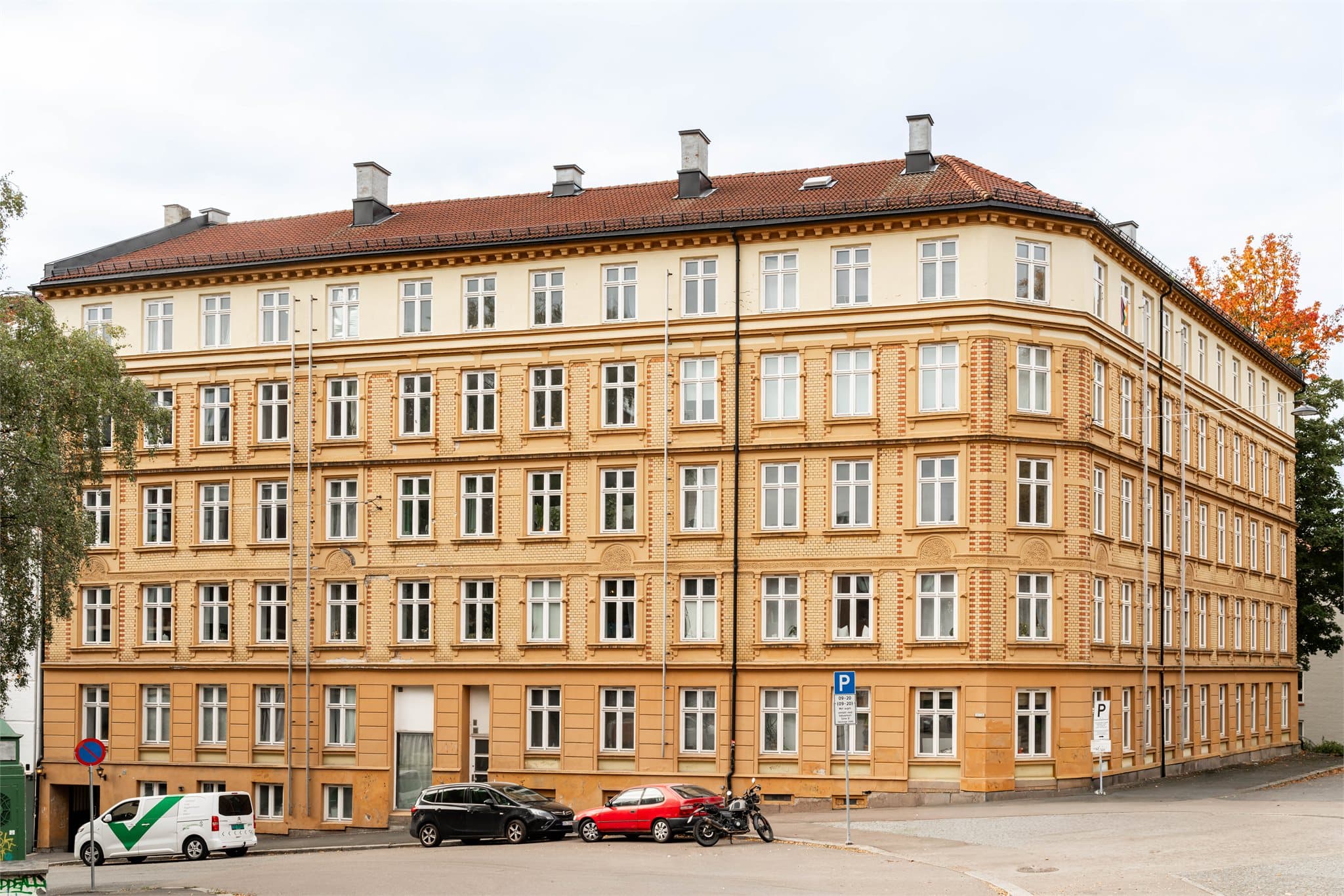 Leiligheten ligger i høy 2. etasje i en klassisk bygård fra 1907.