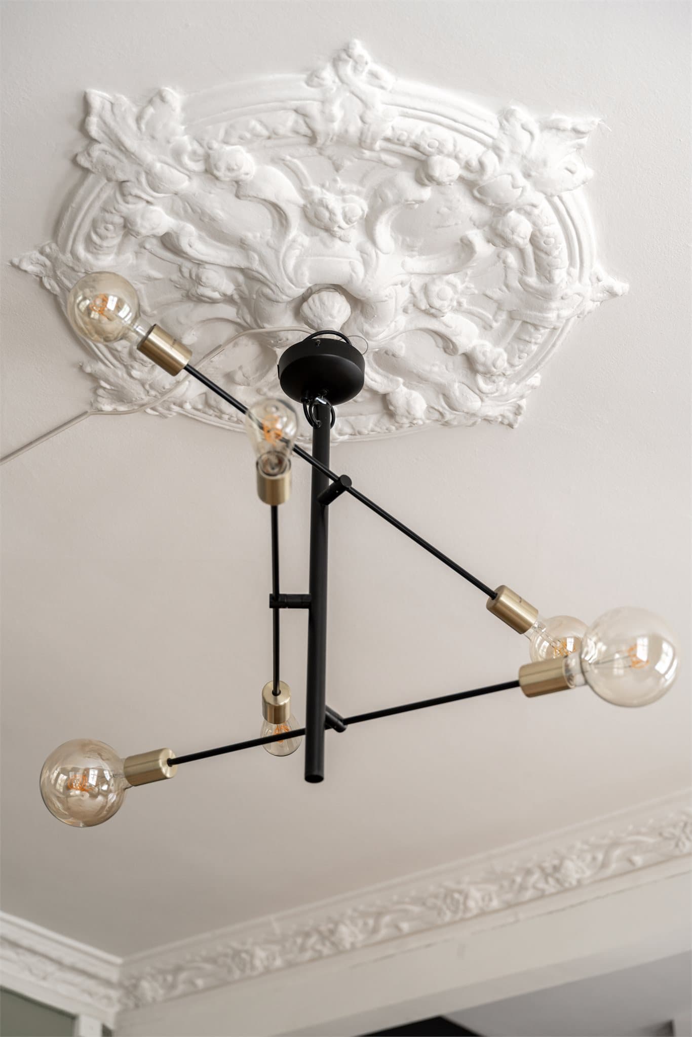 Takrosetten er et vakkert element som understreker bygårdens historiske karakter.