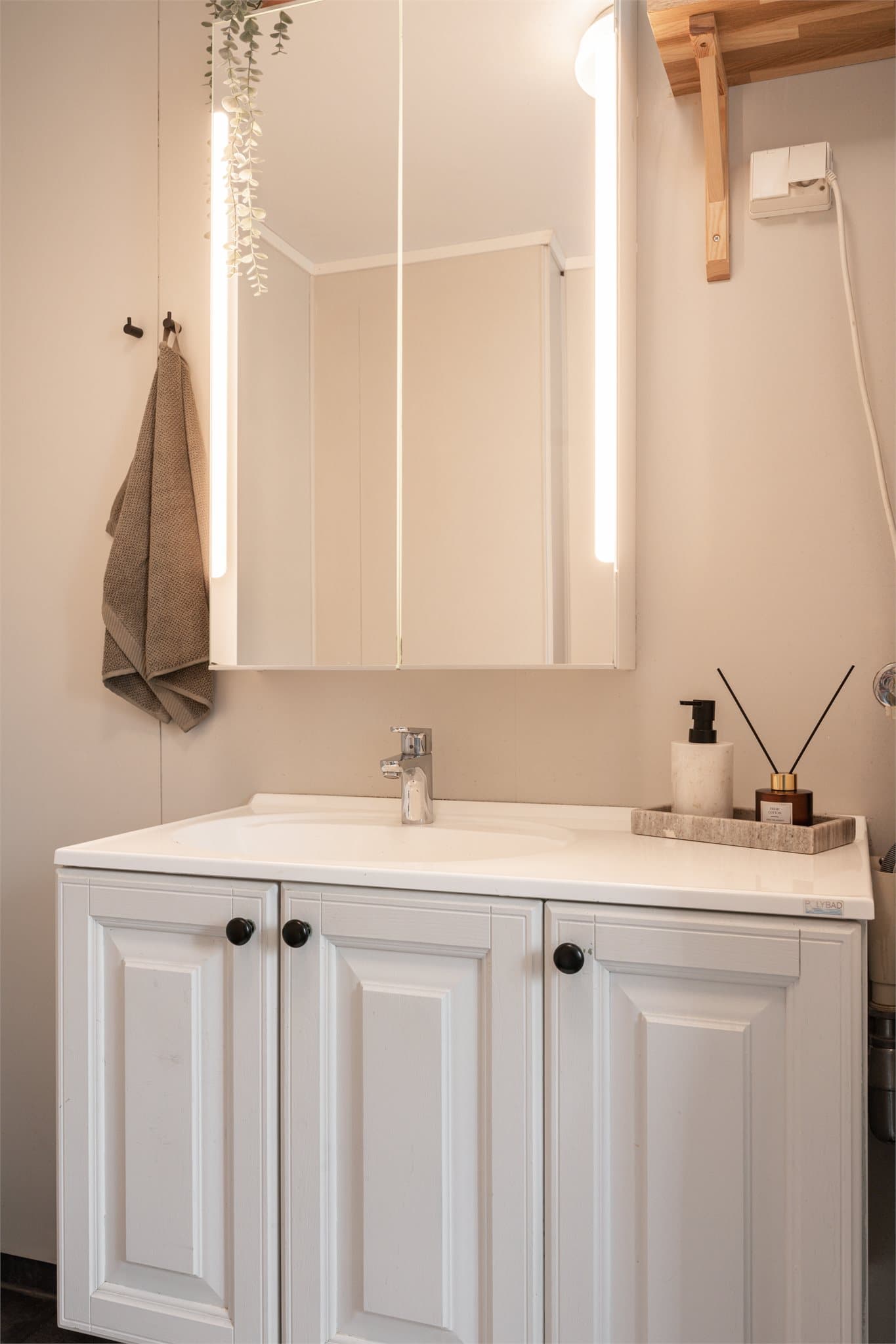 I 2023 ble rommet oppgradert med nytt vinylgulv samt malte vegger, tak og servantskap, noe som gir et rent og oppdatert inntrykk.