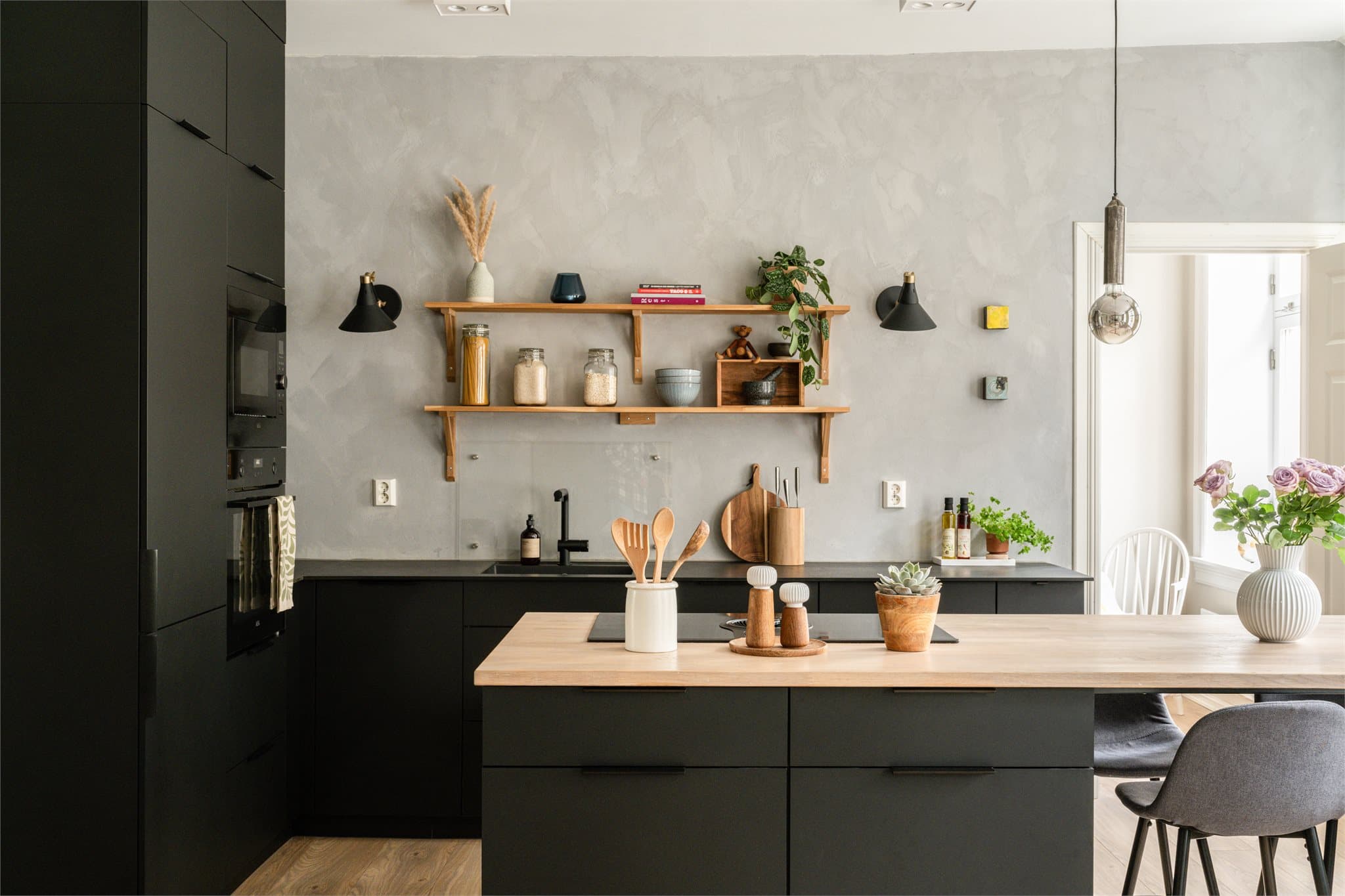 Gjennomført, stilrent kjøkken med flotte kontraster.