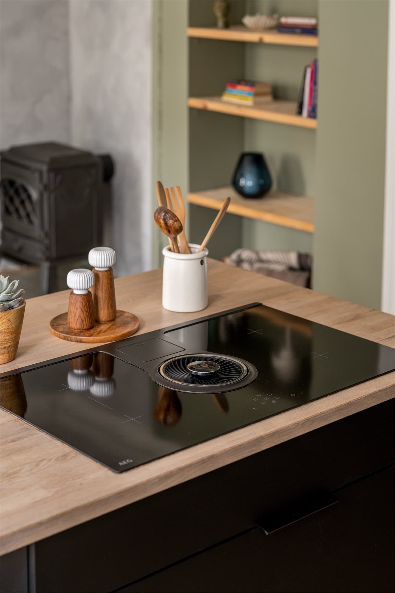 Platetoppen har en stilren integrert ventilator med kullfilter.