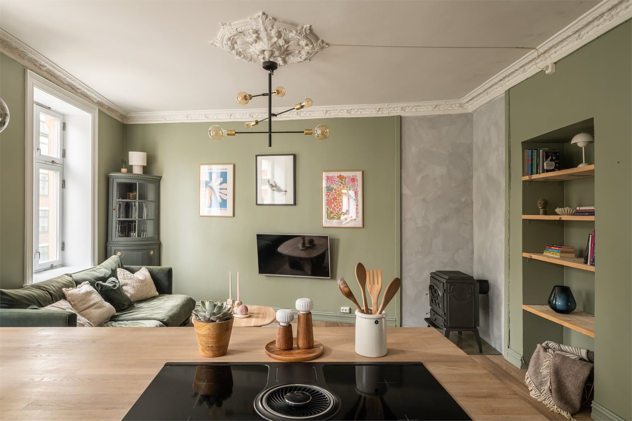 Utsyn fra kjøkkenøya mot stuedelen understreker den sosiale planløsningen.