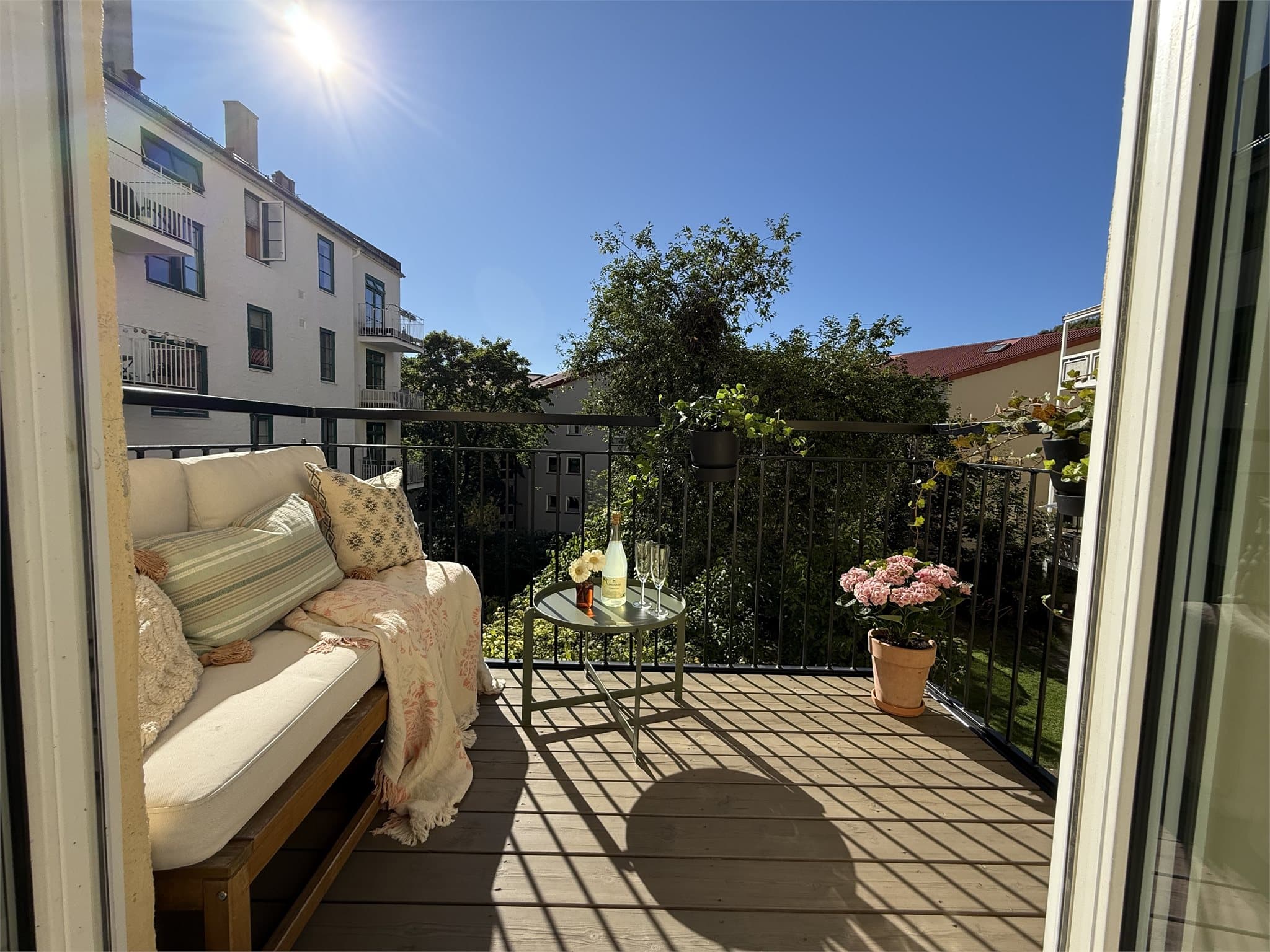 Her kan ettermiddagssolen nytes med utsikt mot den rolige bakgården.