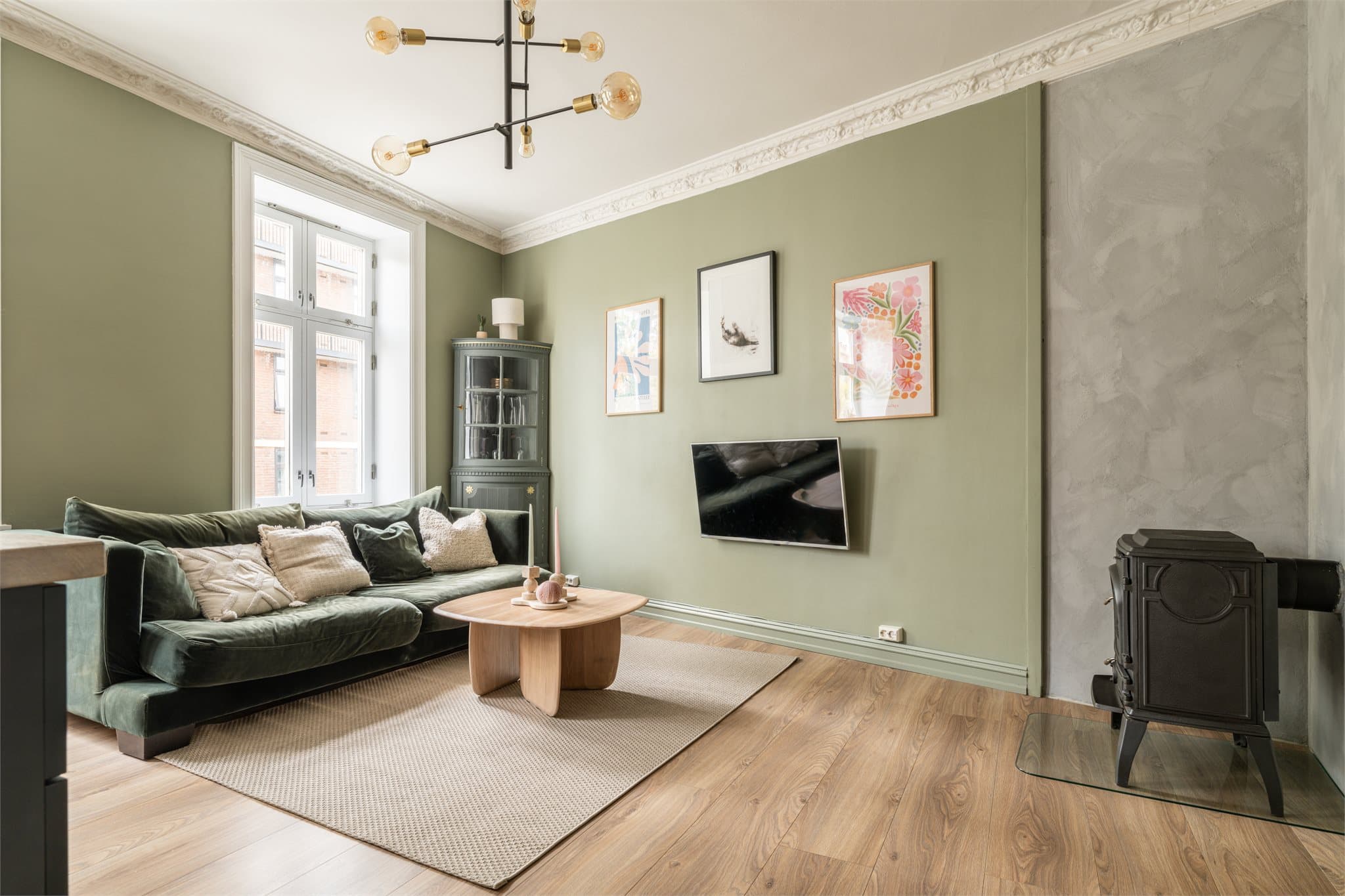 Stuen er lys og åpen, med nytt gulv (2021) og varmefolie under gulvet fordelt på to soner med egne termostater.