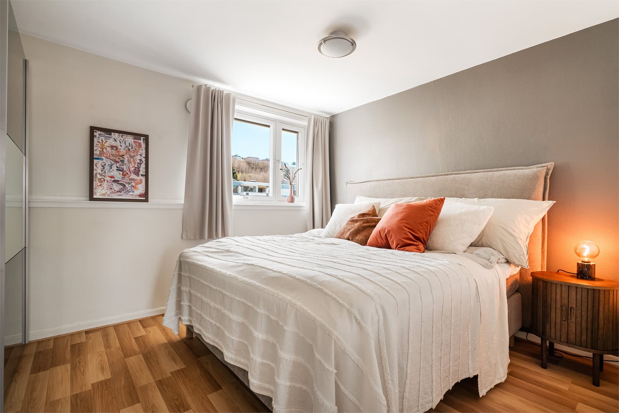 Hovedsoverommet måler 12 kvm og har god plass til både dobbeltseng og tilhørende møblement.