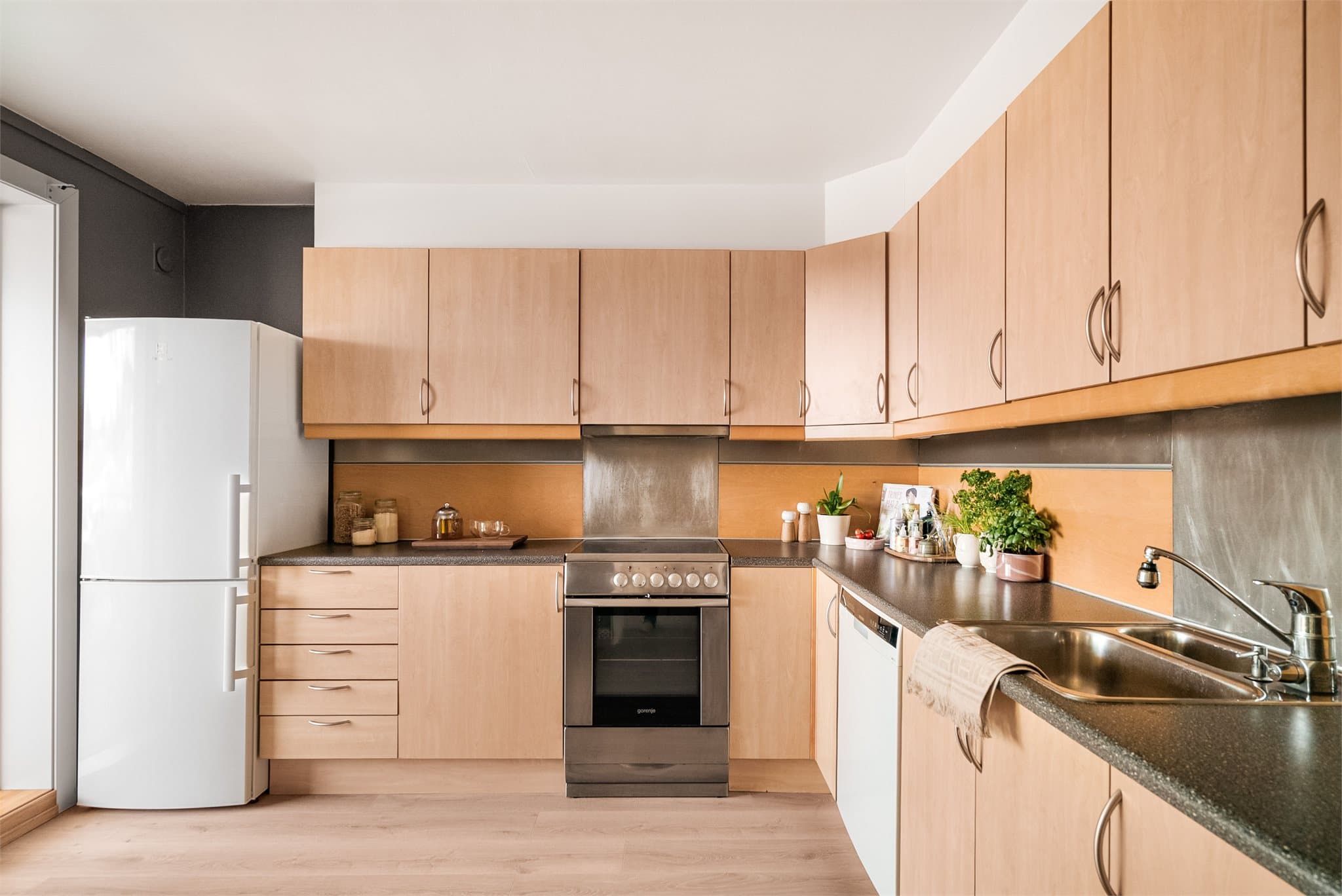 Kjøkkenet ligger adskilt og måler ca. 9,5 kvm.