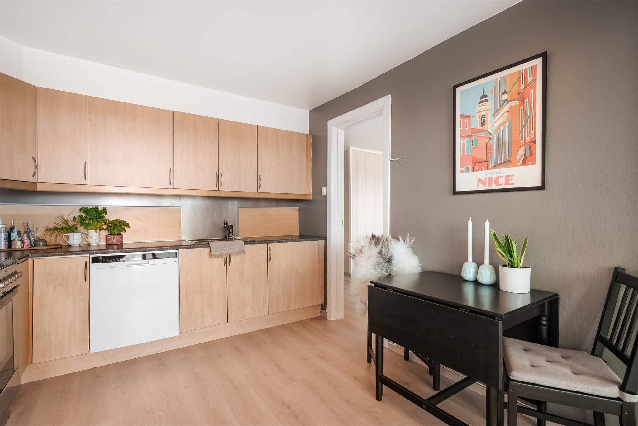 Det er plass til en mindre spisegruppe ved kjøkkenet.