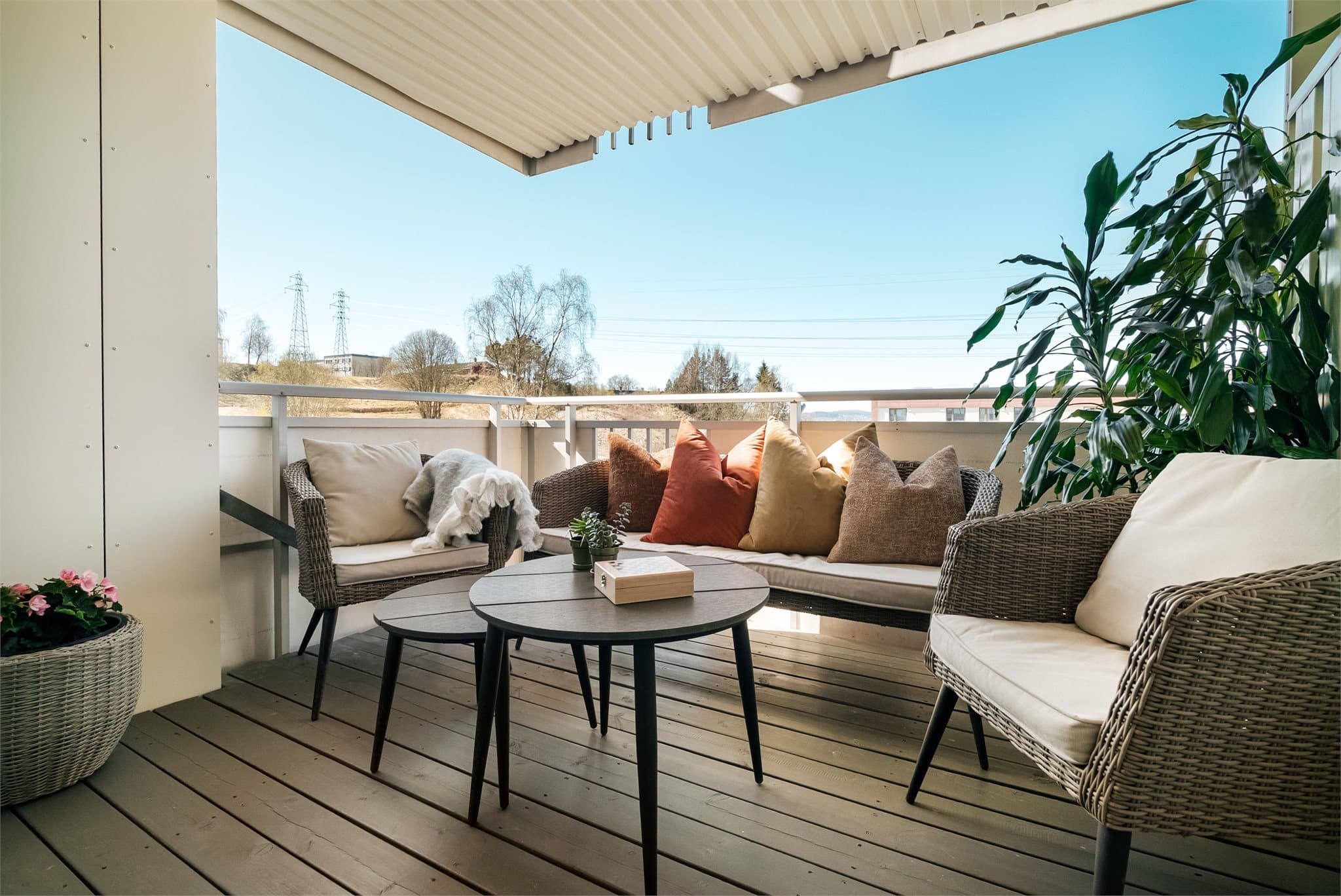 Det er god plass til utemøblement på den solrike balkongen.