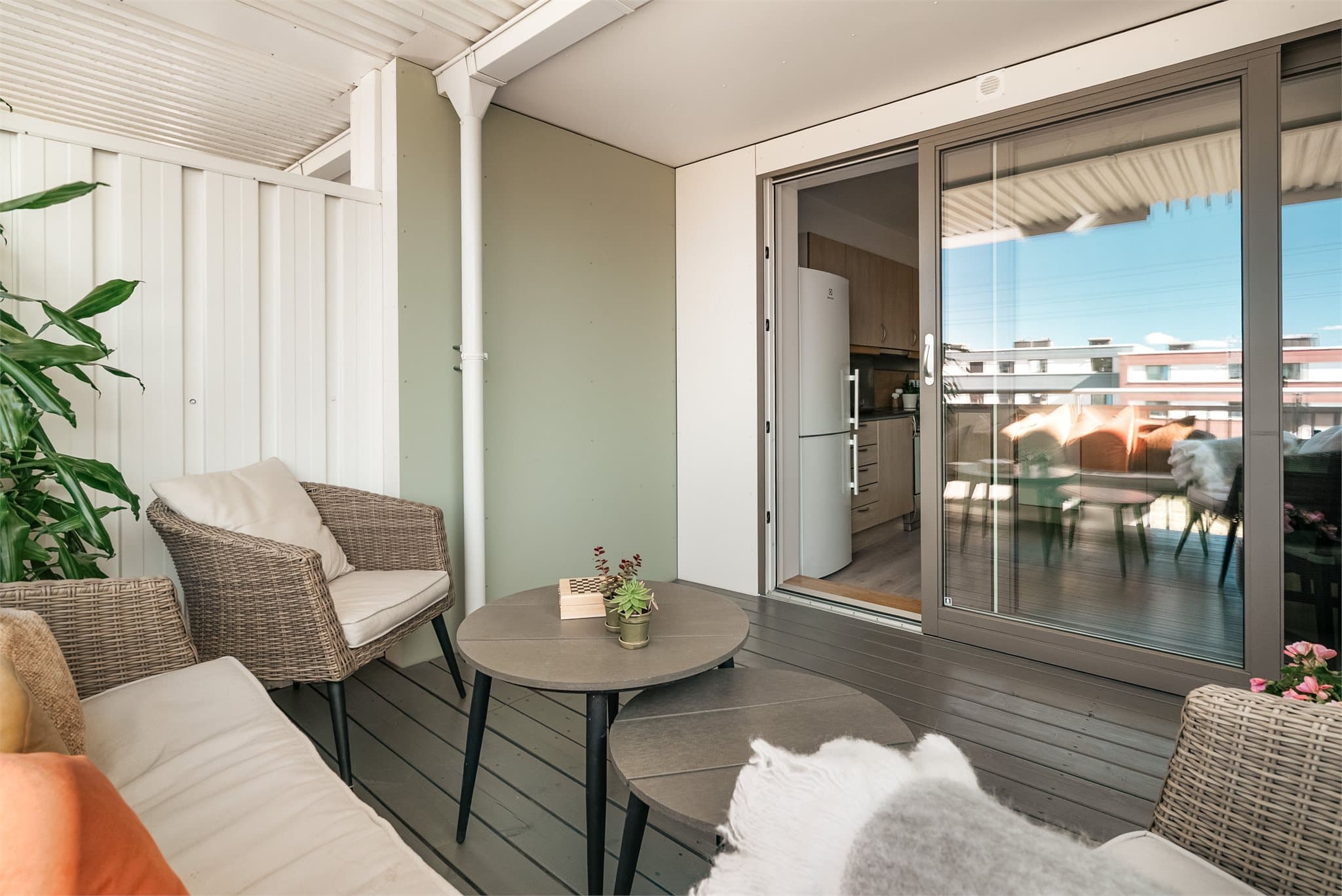 En herlig balkong for avslapning og hyggelige sommerkvelder. Skyvedøren er fra 2019.