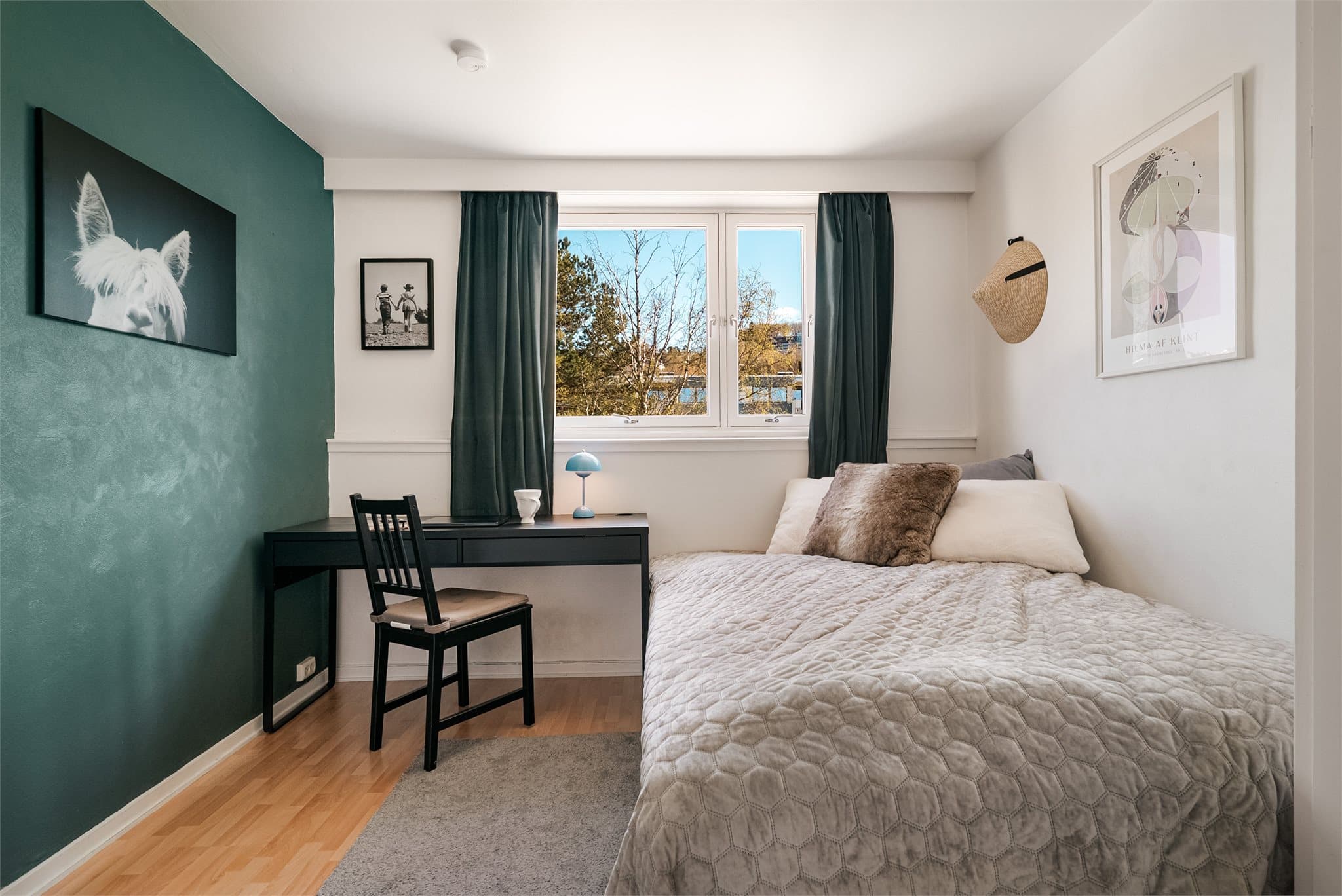 Soverom 2 måler ca. 9 kvm og kan enkelt innredes etter ønske og behov.