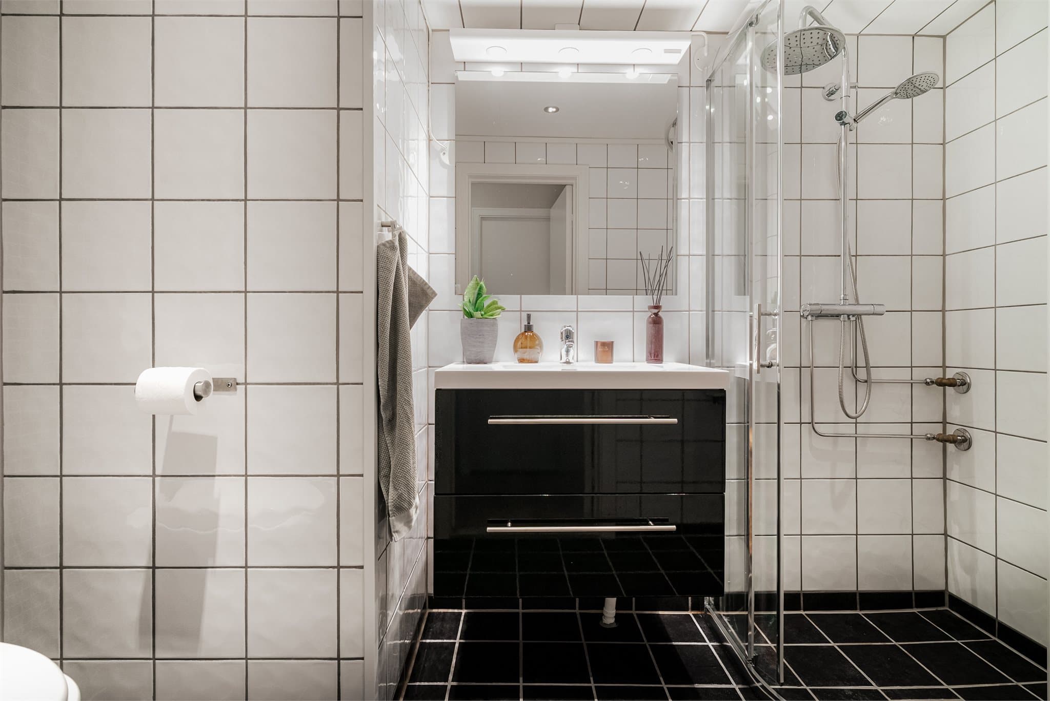 Pent flislagt bad fra 2011 med gulvvarme og downlights.