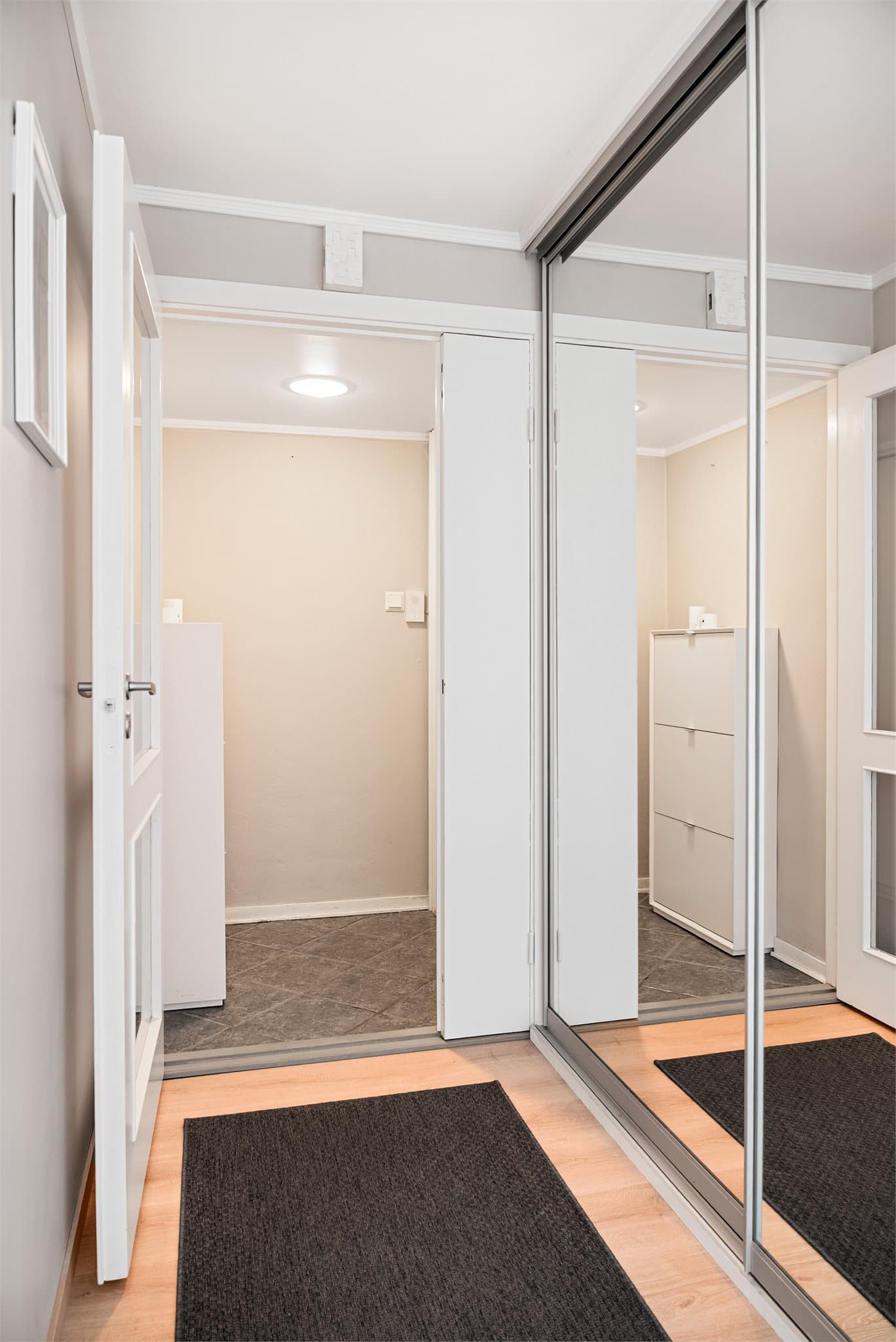 Entréen er utstyrt med en stor integrert skyvedørsgarderobe med gode oppbevaringsmuligheter.