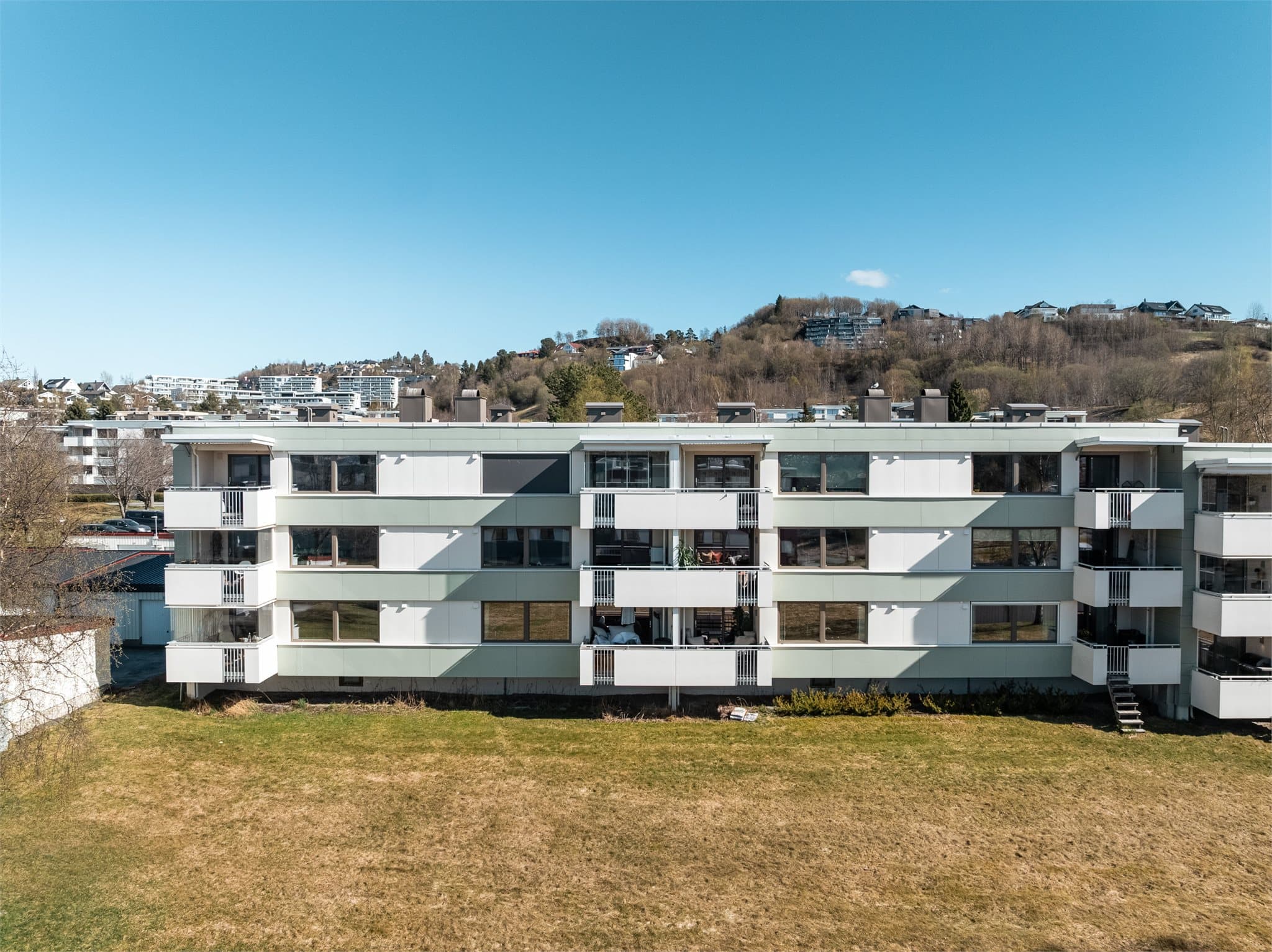 Fra eiendommen er det kort vei til kollektivforbindelser, dagligvarebutikk, skole, barnehager og treningssentre.