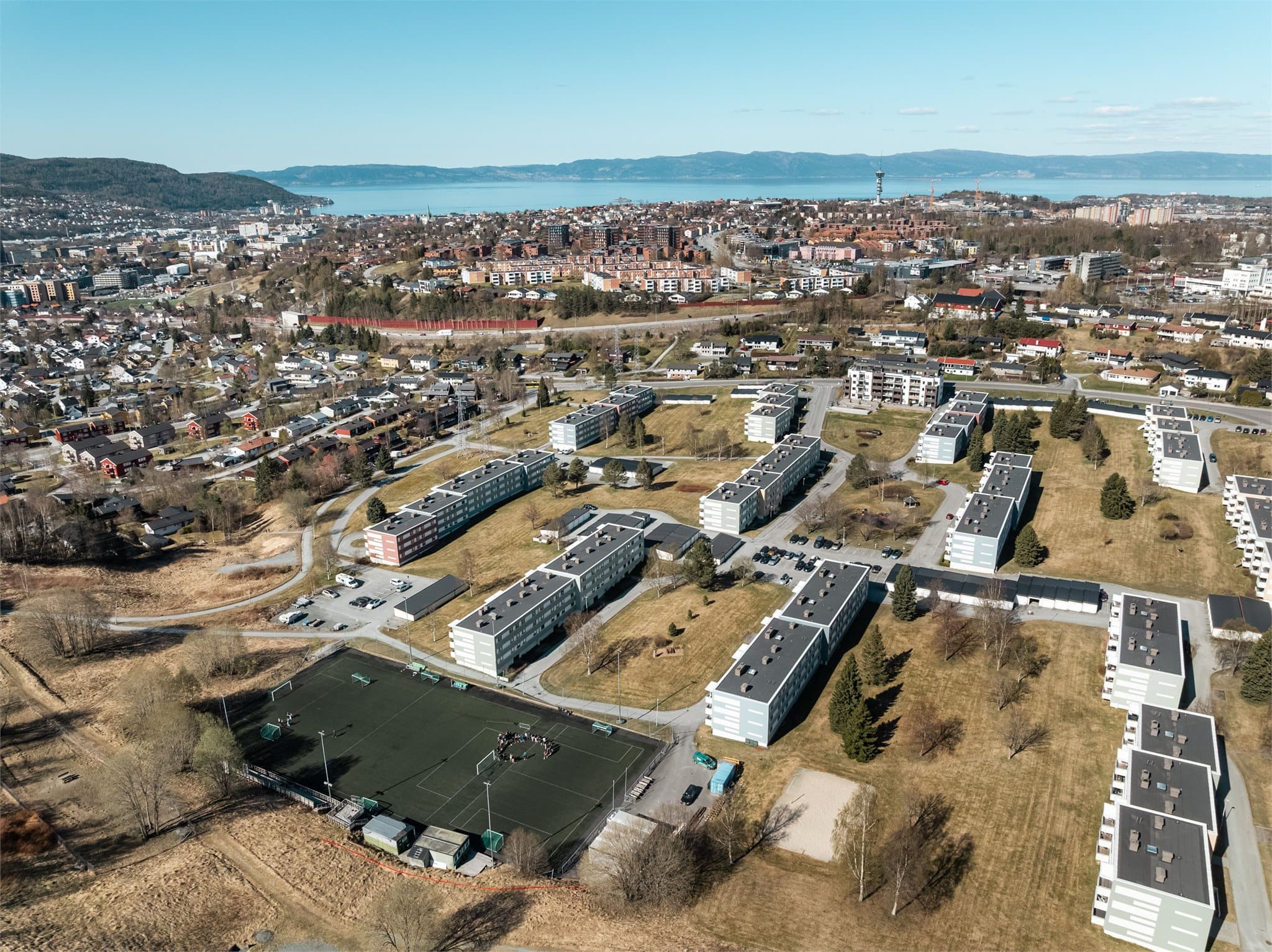 Eiendommen ligger i stille og rolige omgivelser, med nærhet til marka, samtidig som byen er innen kort rekkevidde. Grendahuset Kaaret kan leies av beboere i borettslaget til store og små begivenheter.