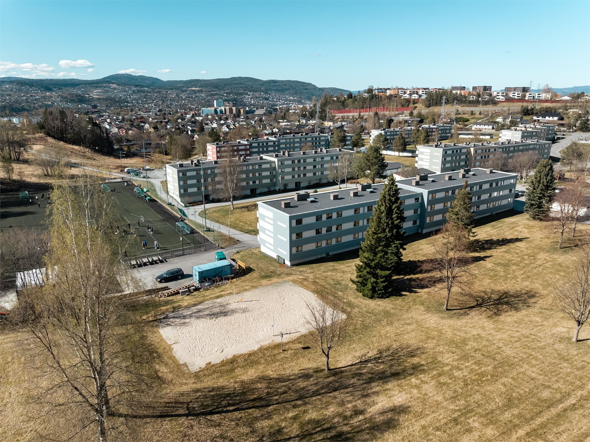 Borettslaget har pent opparbeidede fellesarealer med grønne plenområder, lekeplass og volleyballbane. Velkommen til visning!