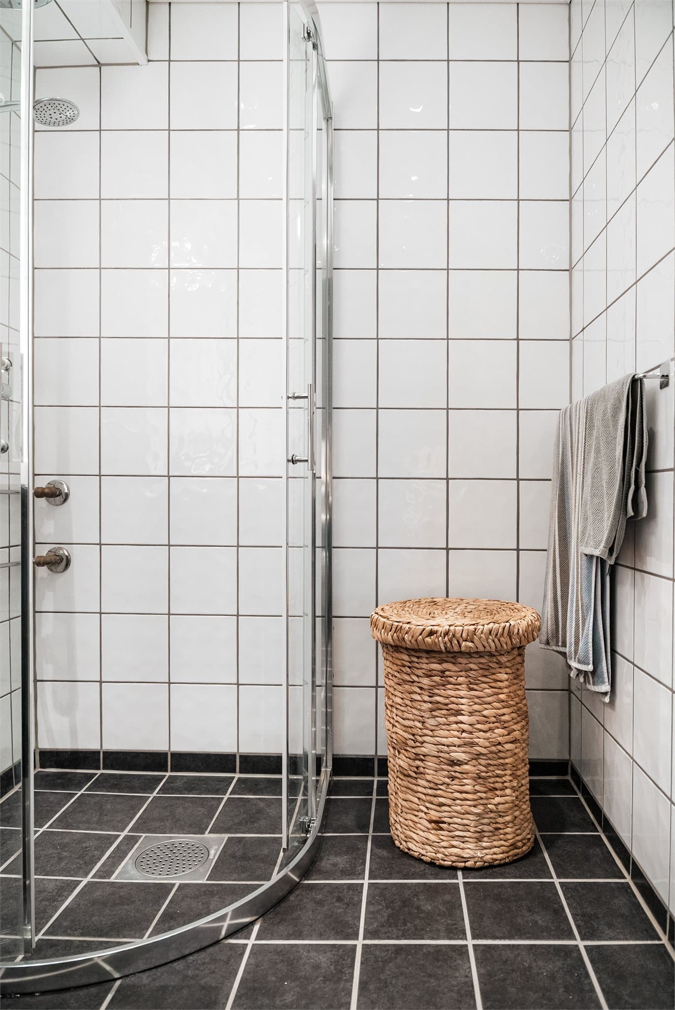 Badet er utstyrt med toalett, servantinnredning, speil og dusjhjørne (hånddusj og regndusj). Ved siden av badet er det en praktisk bod med plass til vaskemaskin.