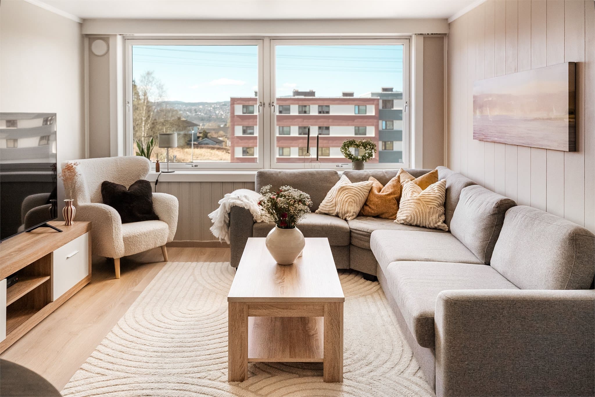 Stuen måler ca. 24 kvm og har god plass til både sofagruppe og spisegruppe.