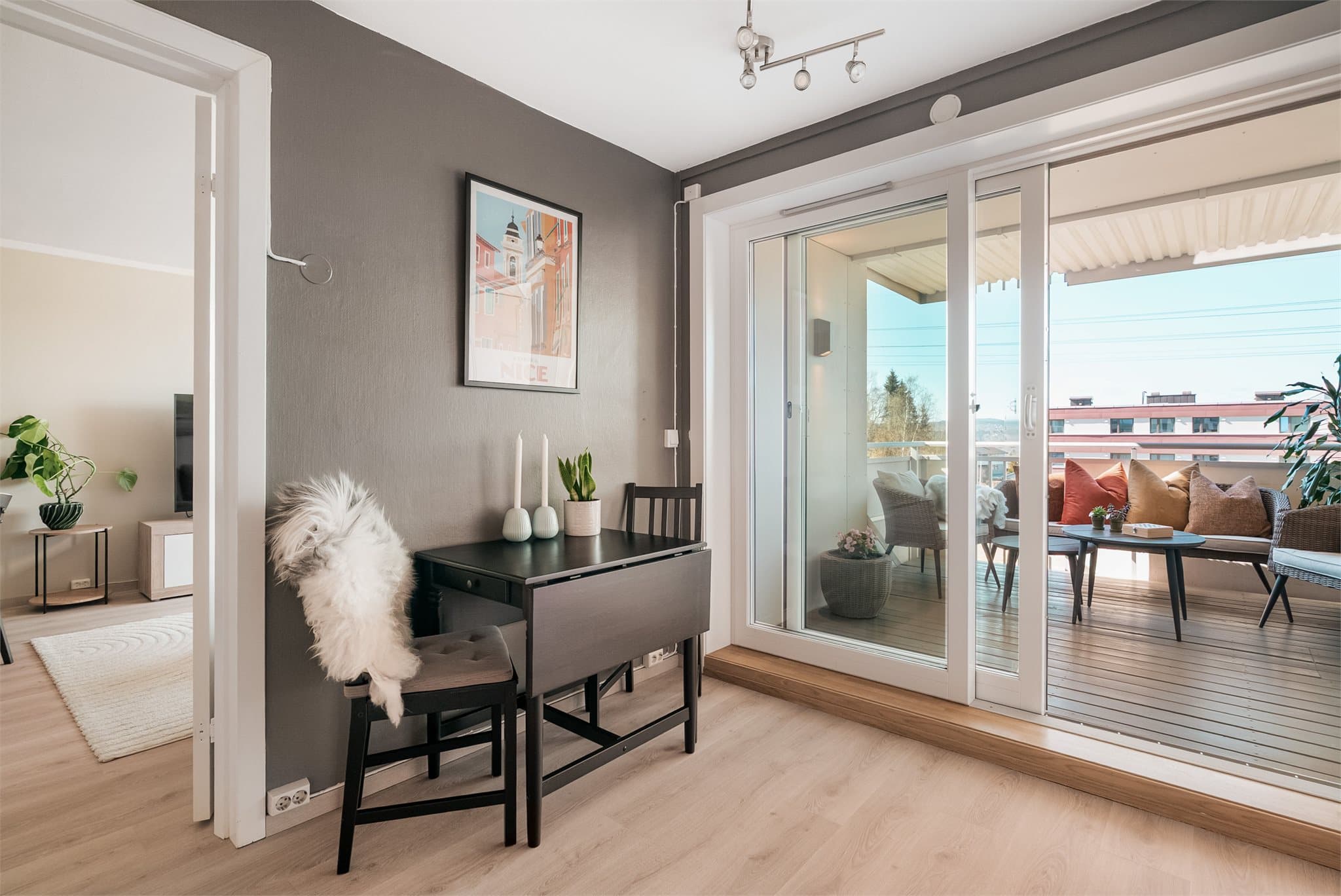 Fra kjøkkenet er det utgang til en solrik, vestvendt balkong på ca. 8 kvm.