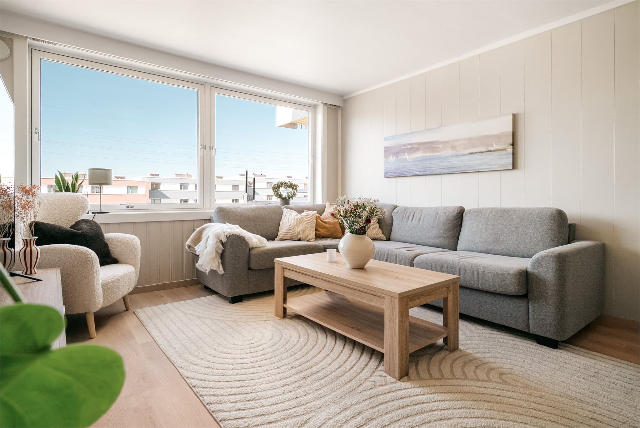 Leiligheten har store vindusflater som gir en lys og luftig romfølelse.