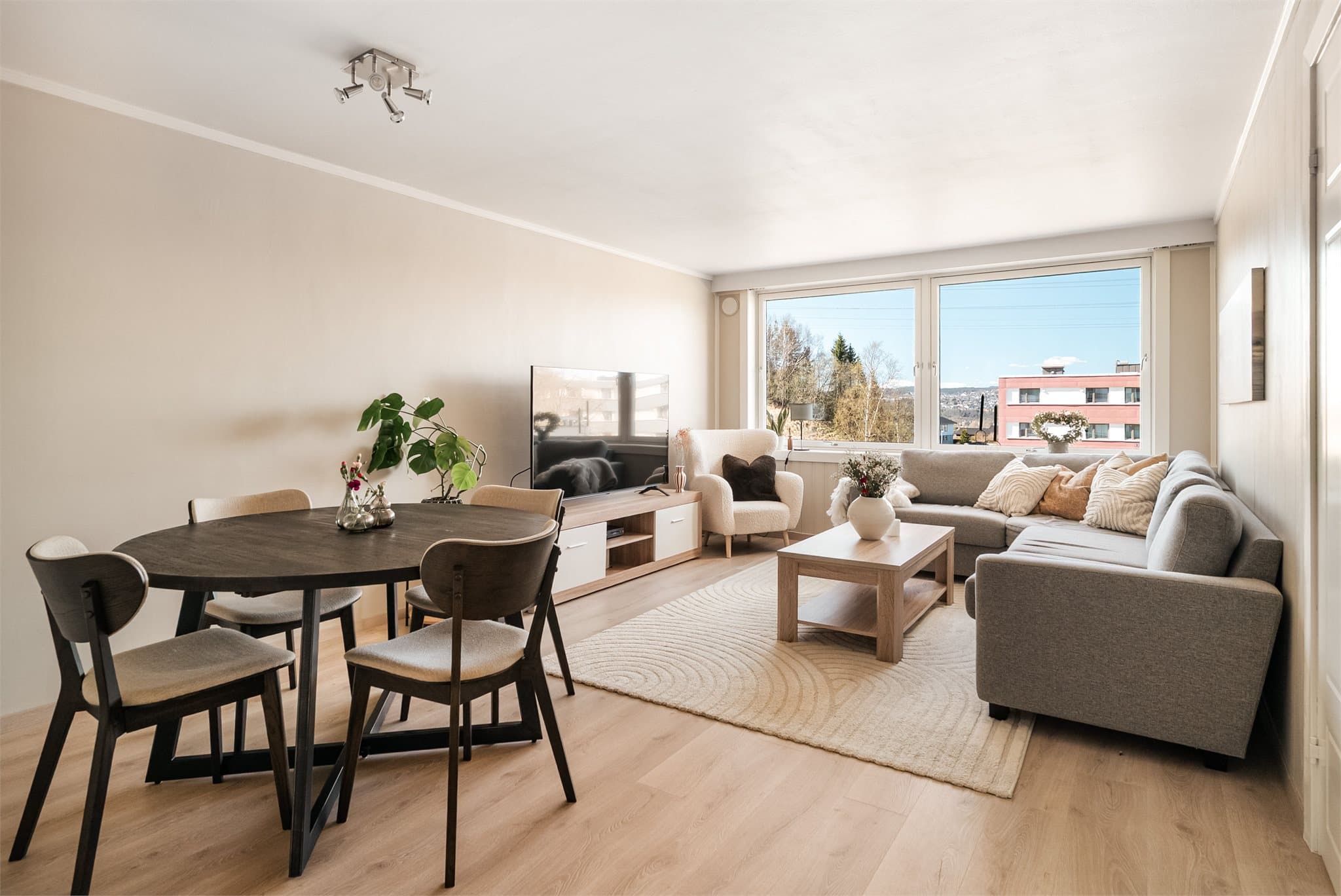 Emera eiendomsmegling ved Marit Skolmli ønsker velkommen til Alfred Trønsdals veg 21! Fotograf: Kristian Ulén Thorsen / Husfoto.