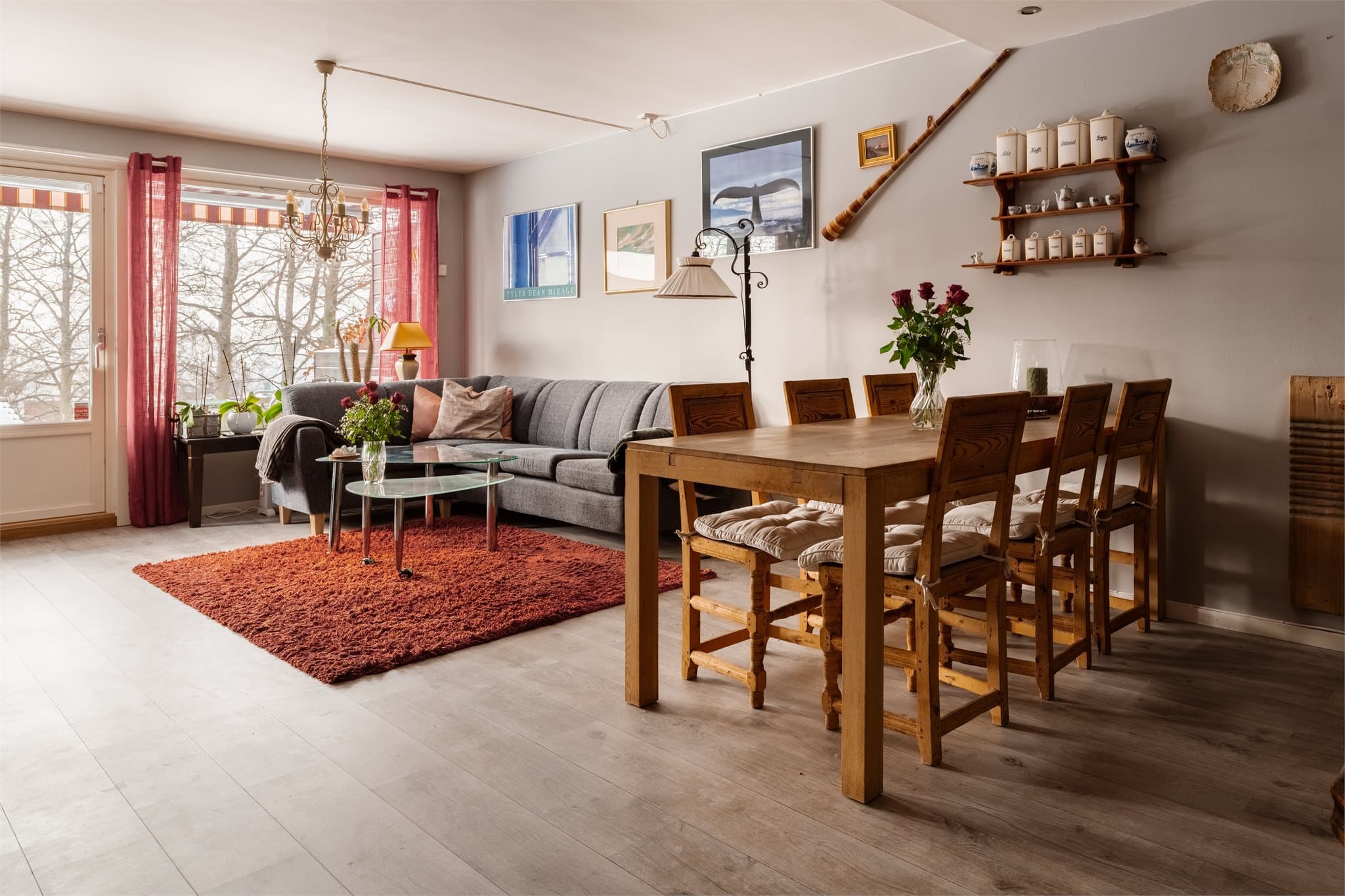 Oppholdsrommet er av god størrelse med naturlig soneinndeling.