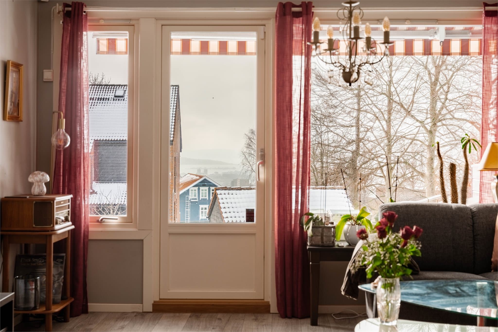 Store vinduer sørger for godt med naturlig lys, samtidig som du kan nyte utsikten når været tillater det.